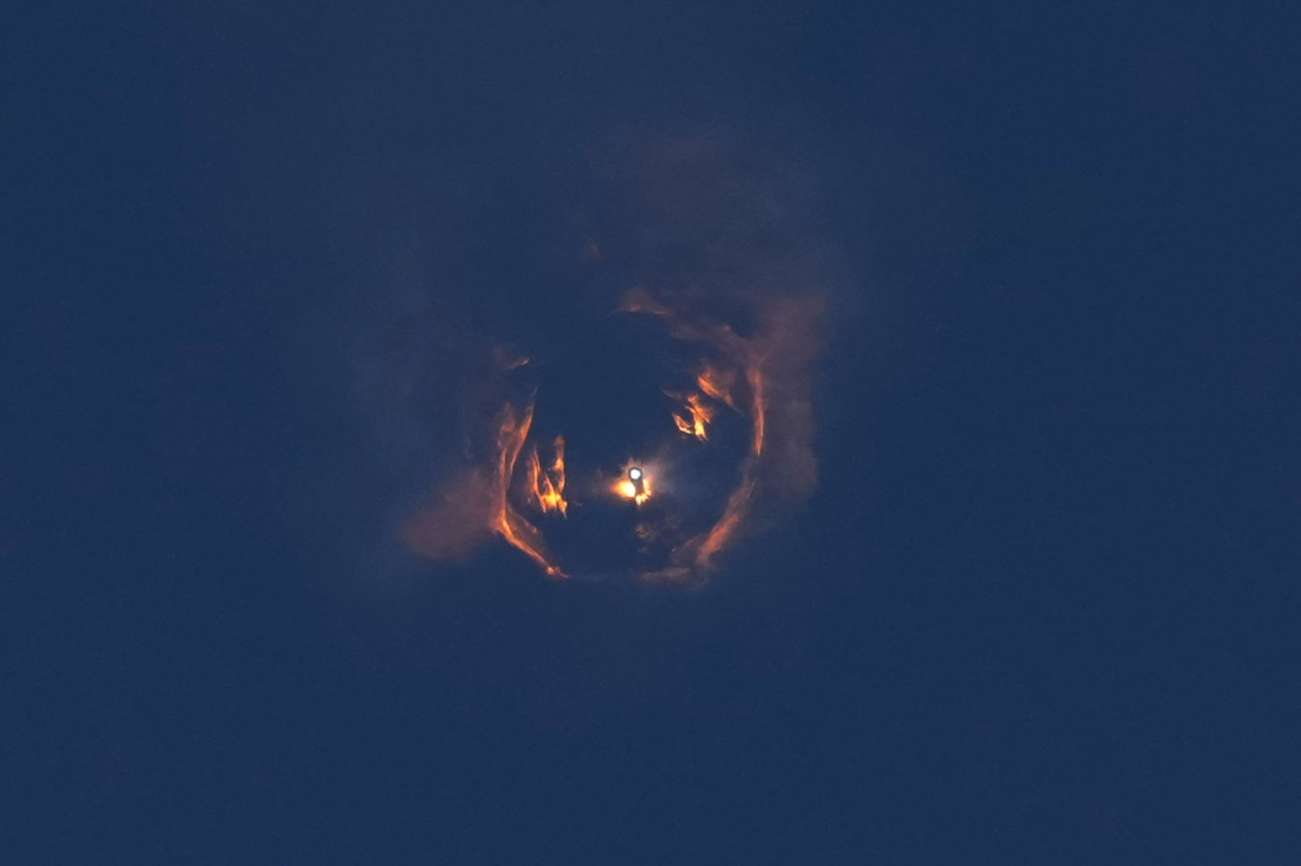 SpaceX recuperó la primera etapa del cohete en la plataforma con enormes brazos mecánicos, pero los motores de la nave espacial en la parte superior comenzaron a apagarse mientras se dirigía hacia el este en lo que se suponía que sería una entrada controlada sobre el océano Índico.
