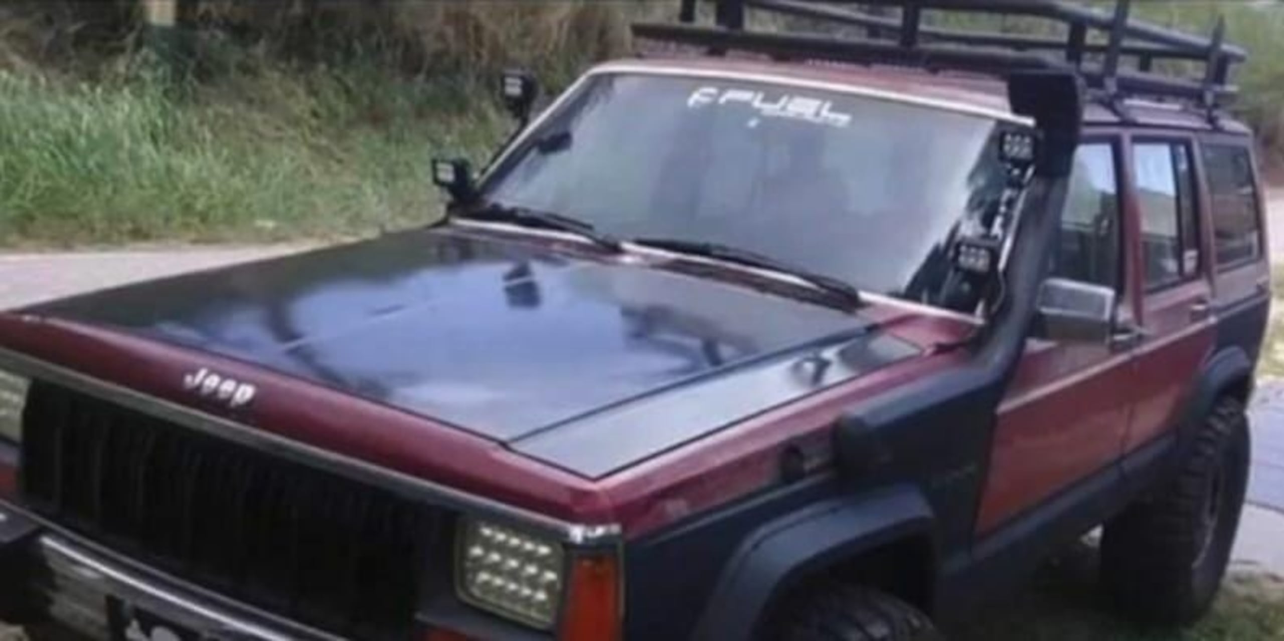 El fugitivo Alexis Alicea Torres maneja una guagua marca Jeep Cherokee, color rojo y negro, del añ 1989 y con la tablilla IQZ-930.