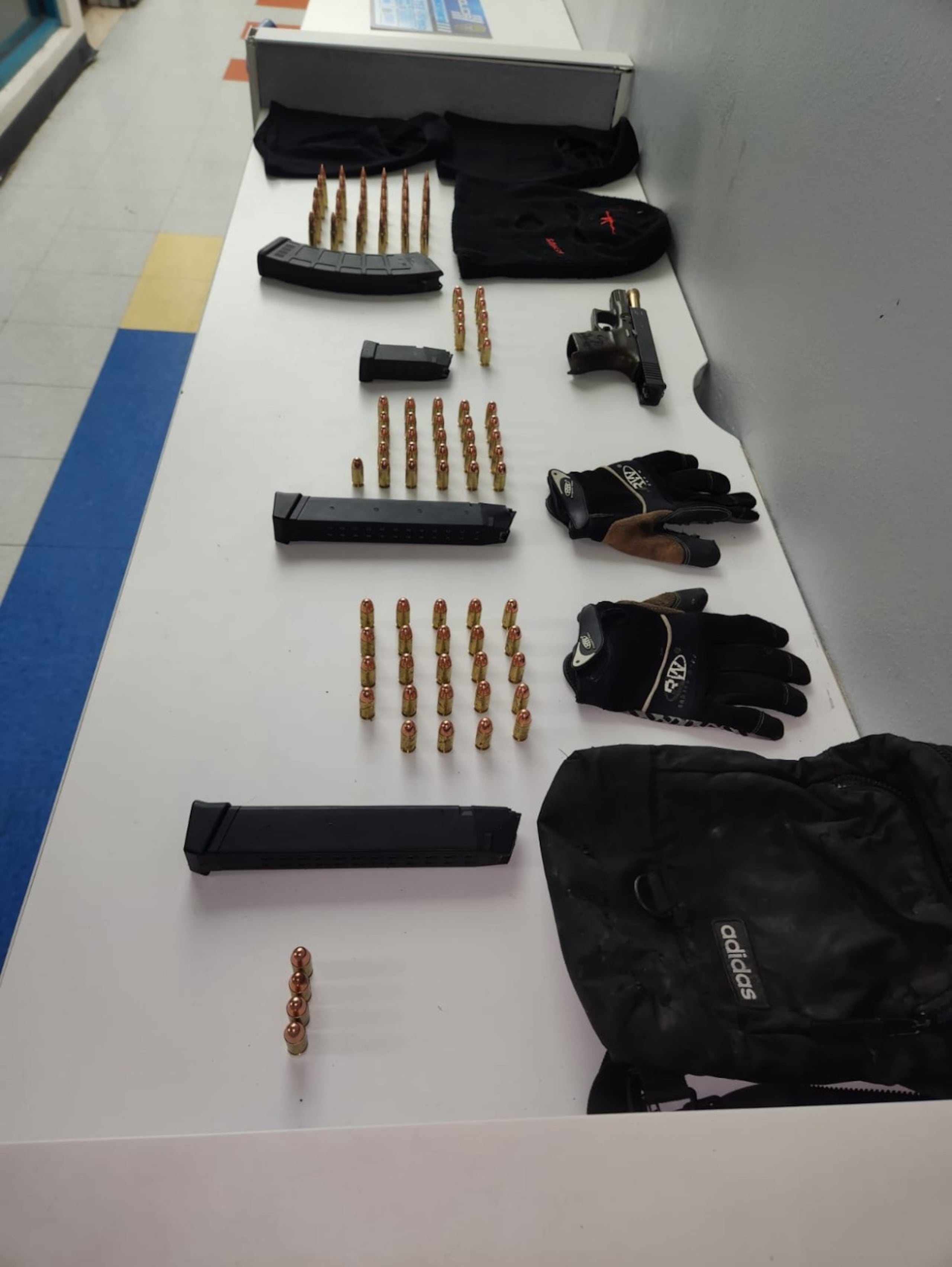 La División de Drogas y Narcóticos de Ponce ocupó un arma ilegal alterada, cargadores, balas, pasamontañas y guantes.