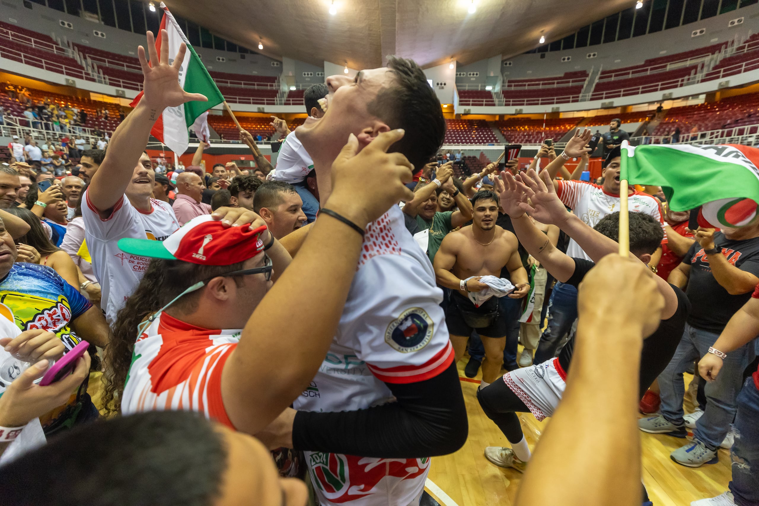 Pelegrín Vargas, hijo, celebra tras ganar el campeonato de la LVSM con los Caribes de San Sebastián en 2024.