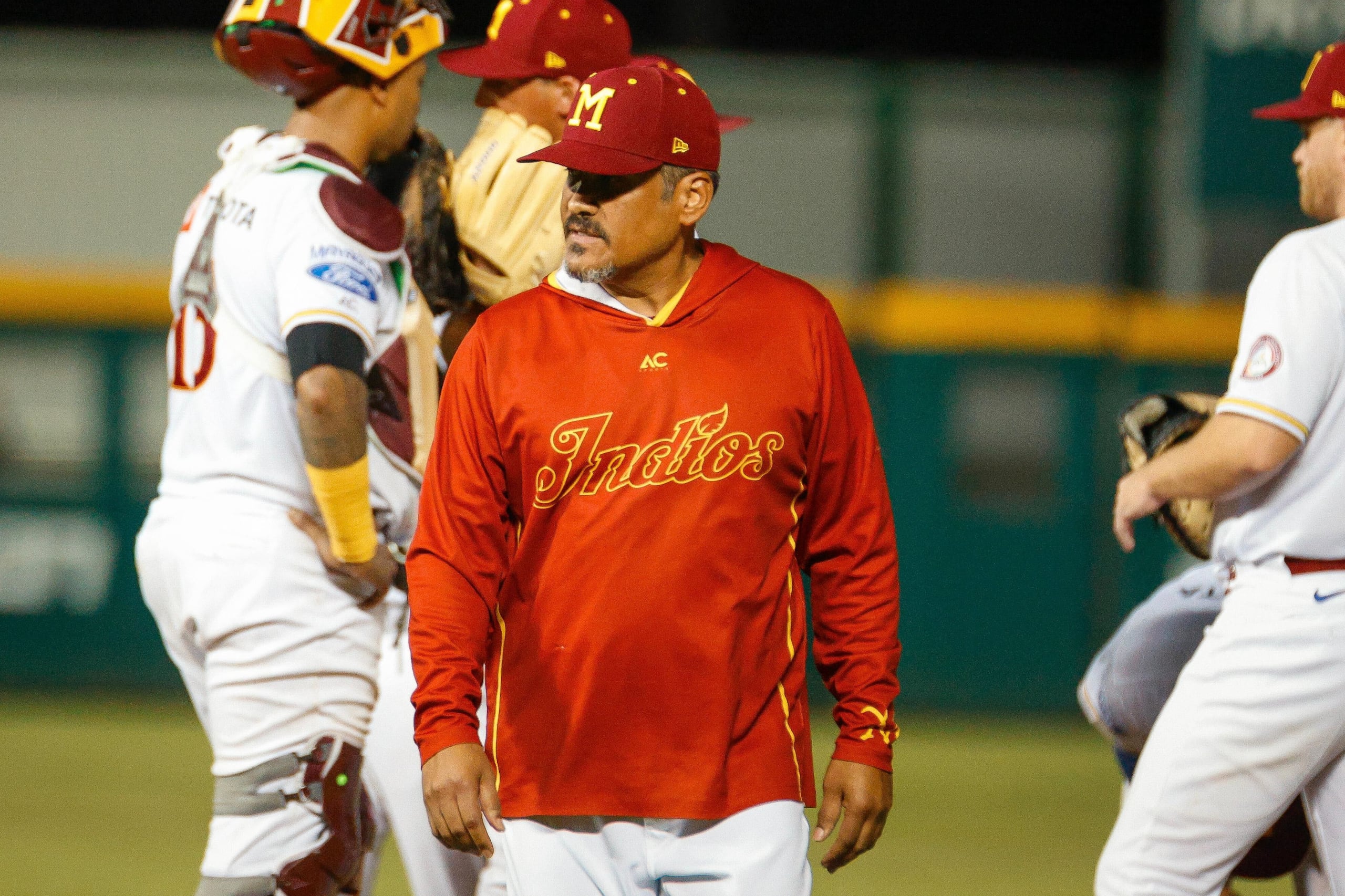 El dirigente de los Indios de Mayagüez, Wilfredo "Coco" Cordero, en el segundo juego de la final 2025 de la LBPRC.