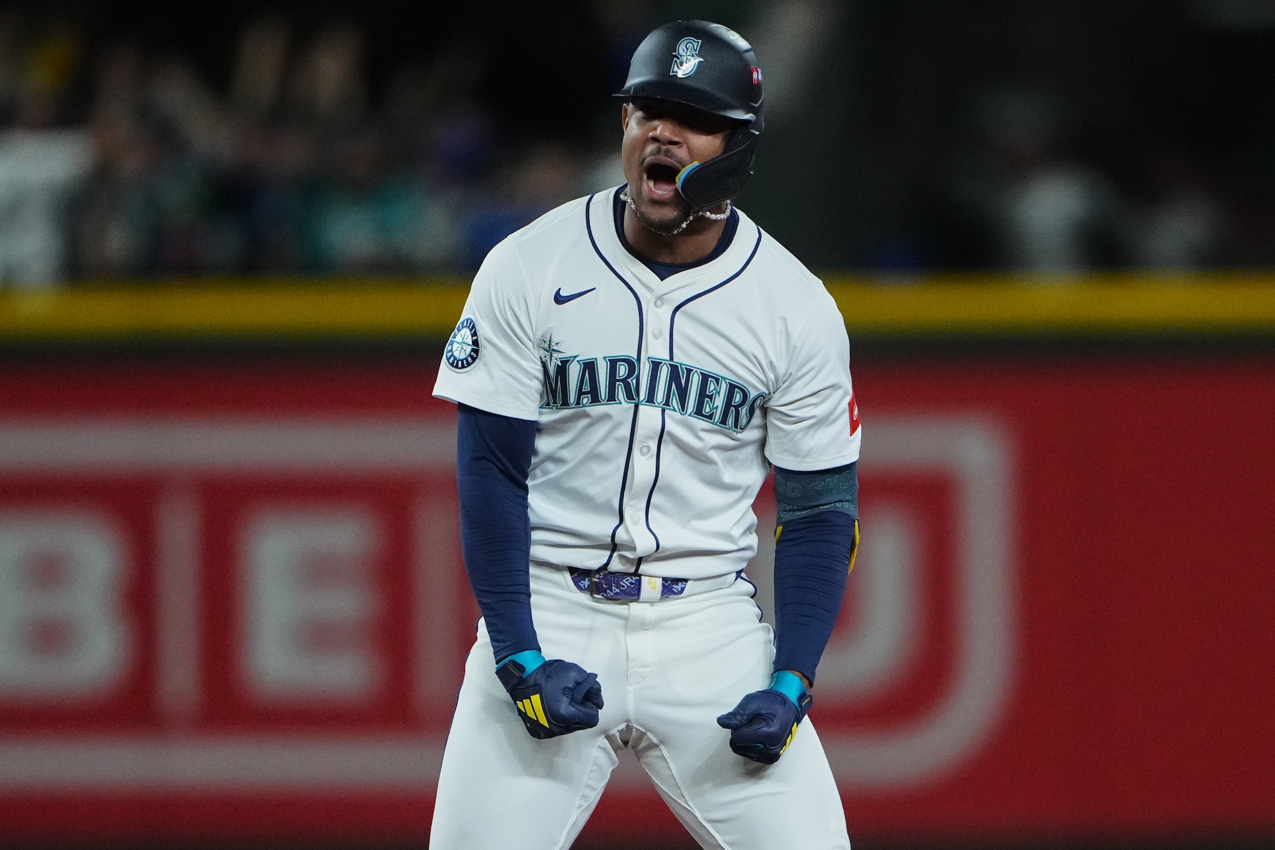 Julio Rodríguez, de los Marineros de Seattle, reacciona después de batear un doble que remolcó a Cal Raleigh con la carrera decisiva en la octava entrada del segundo juego de la Serie Divisional del béisbol de Grandes Ligas frente a los Tigres de Detroit.
