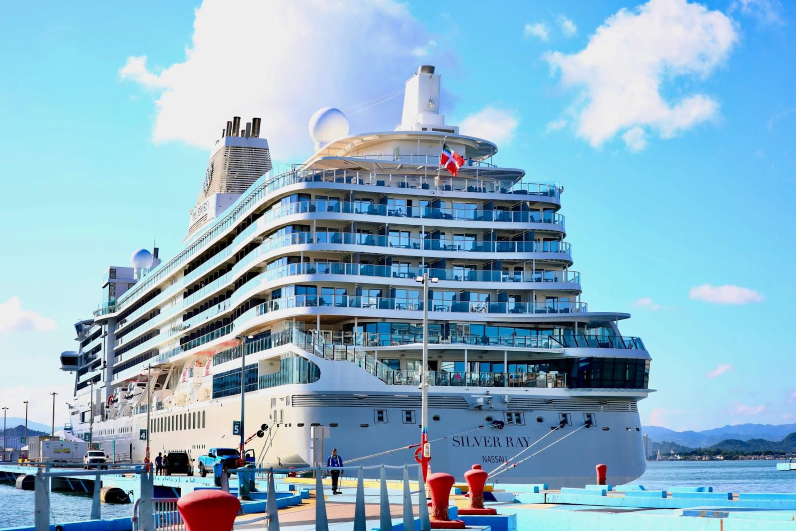 El pasado domingo también visitó el principal puerto turístico de la Isla el crucero Silver Ray de SilverSea.