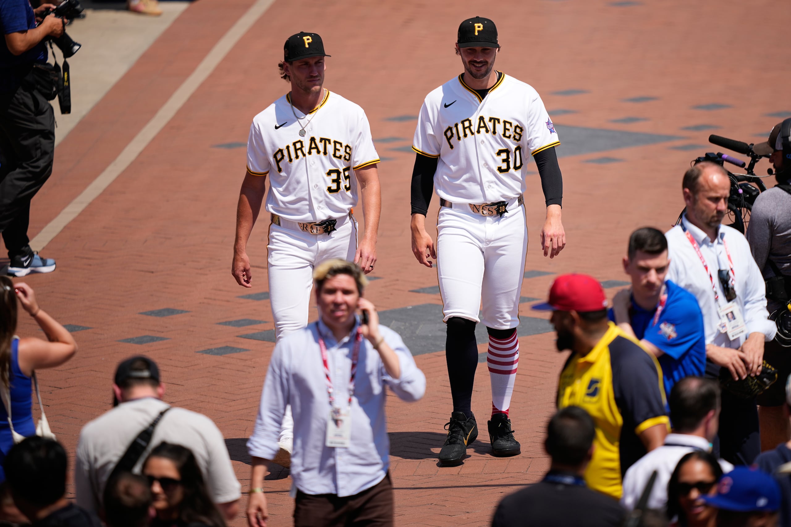Braxton Ashcraft, izquierda, y Paul Skenes, de los Piratas de Pittsburgh, llegan al campo para hablar con los medios de comunicación en el marco de las actividades del Juego de Estrellas de Grandes Ligas, el lunes 13 de julio de 2026, en Filadelfia. (AP Foto/Matt Slocum)