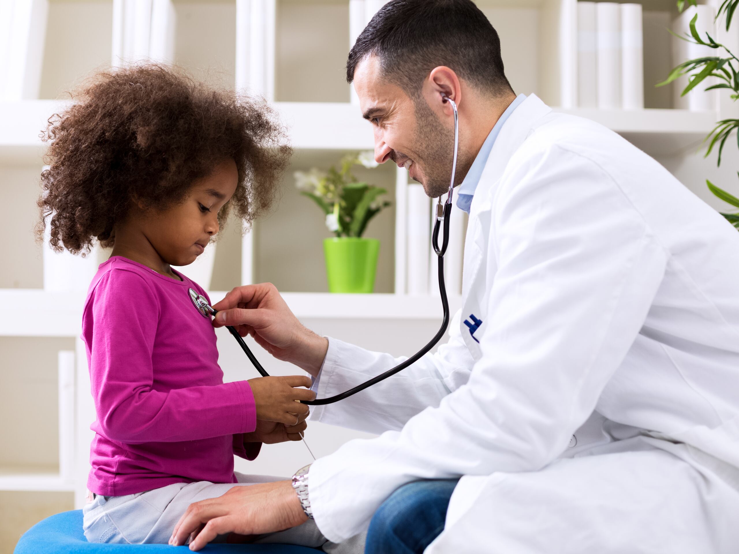 Los pediatras ofrecen el apoyo y las herramientas necesarias para el cuidado de nuestros niños.