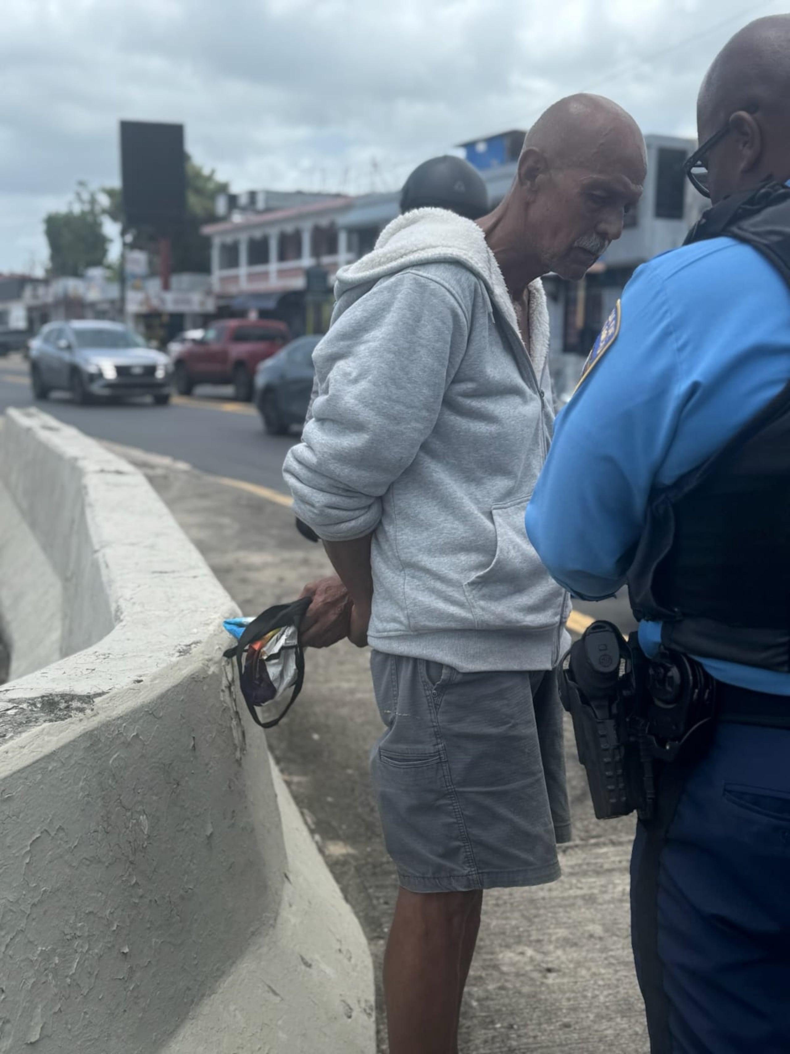 Un adulto mayor sospechoso de intentar asaltar un banco en el centro comercial Rexville en Bayamón fue arrestado.