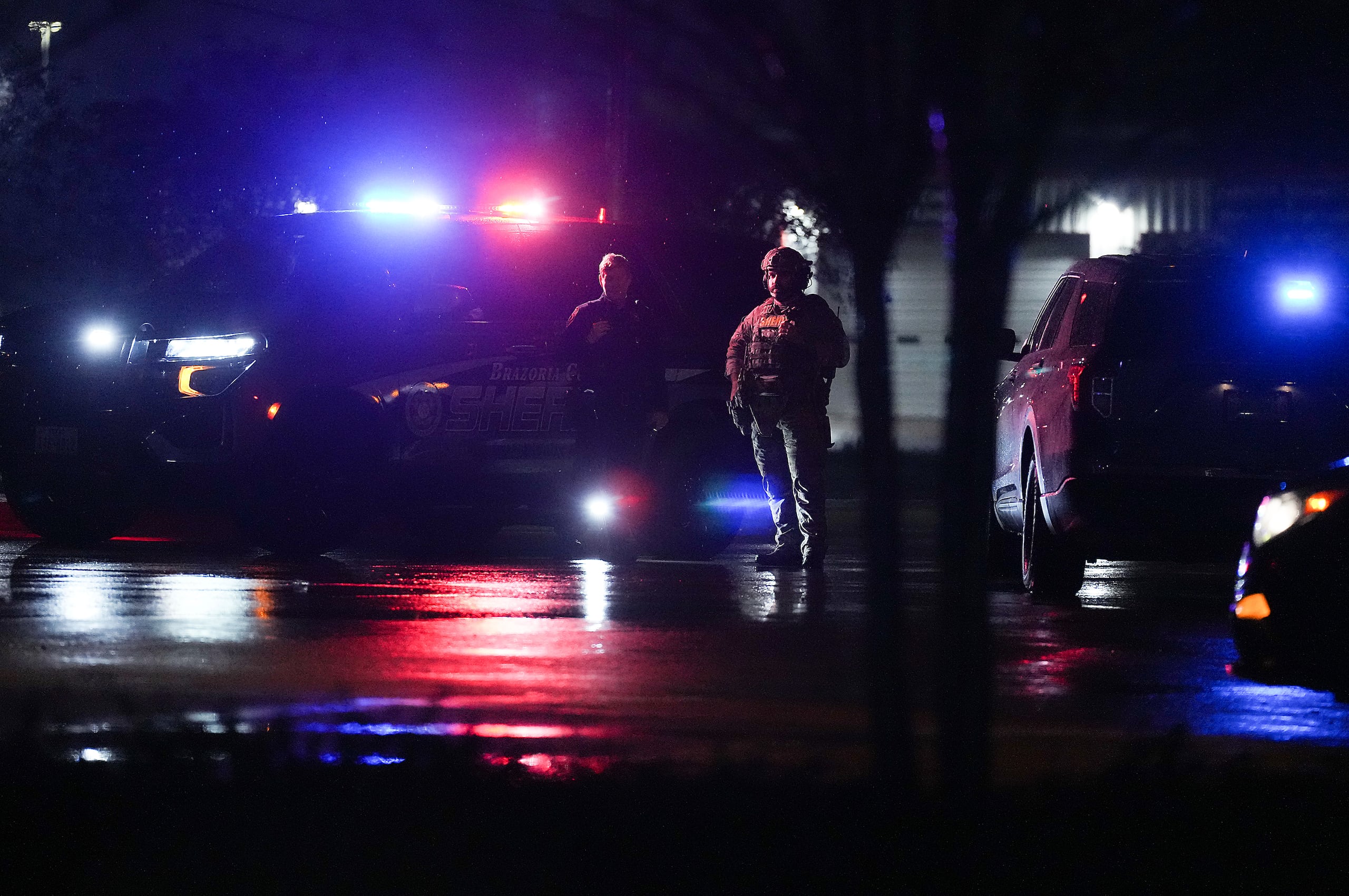 Miembros de la policía del condado de Brazoria bloquean la carretera que lleva al recinto comercial Cole's Antique Village and Flea Market tras una balacera, el domingo 12 de noviembre de 2023, en Pearland, Texas, cerca de Houston. (Elizabeth Conley/Houston Chronicle via AP)