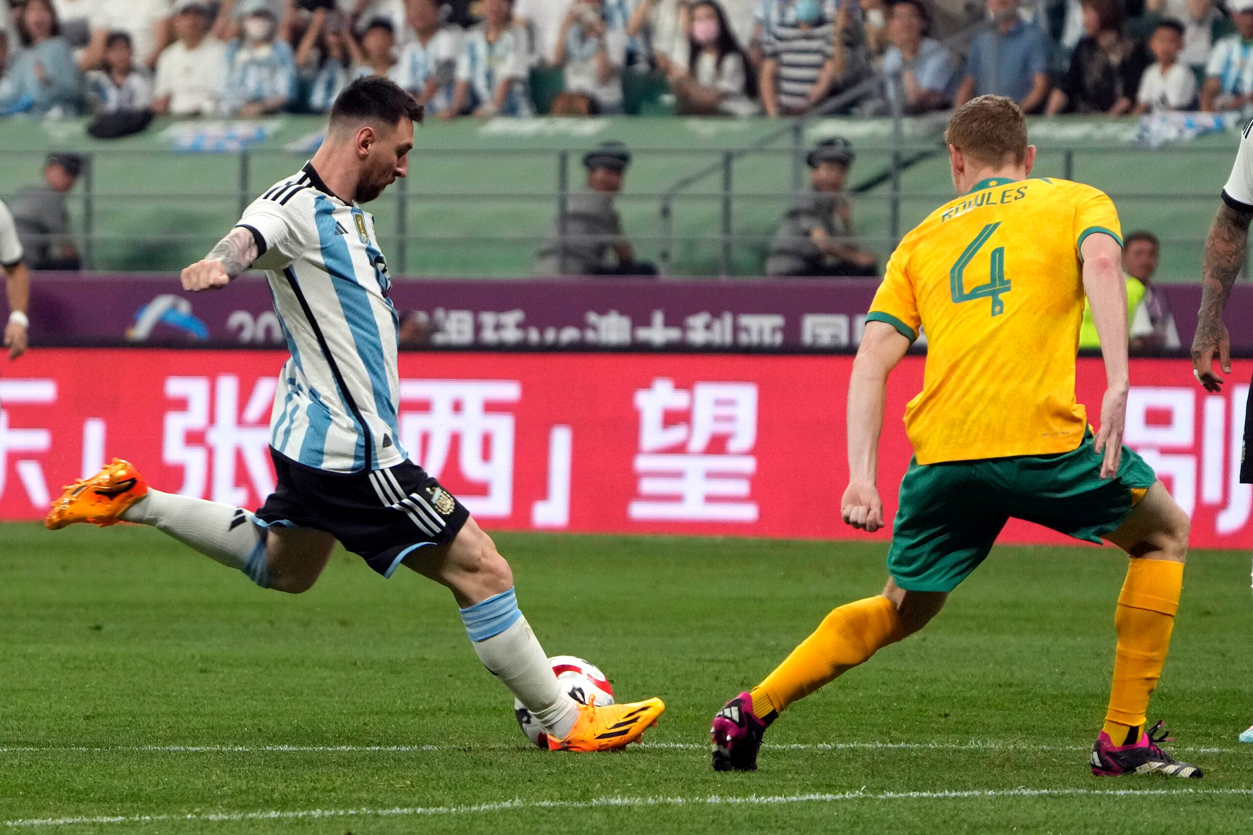 Lionel Messi anota el primer gol de Argentina en la victoria 2-0 ante Australia en un partido amistoso, el jueves 15 de junio de 2023, en Beijing. (AP Foto/Mark Schiefelbein)