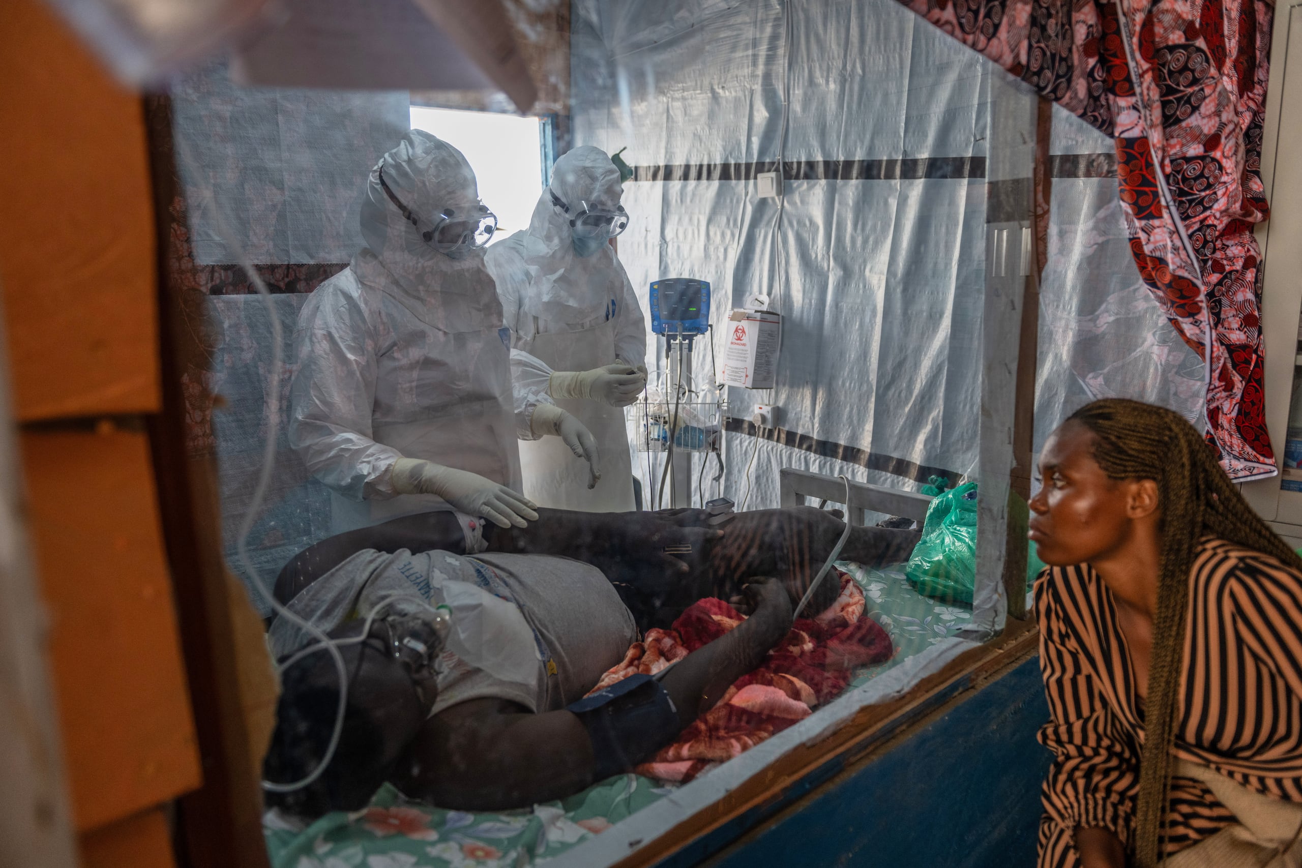 Trabajadores de salud atienden a un paciente con ébola en el Centro de Tratamiento Rwampara, en la provincia de Ituri, República Democrática del Congo.