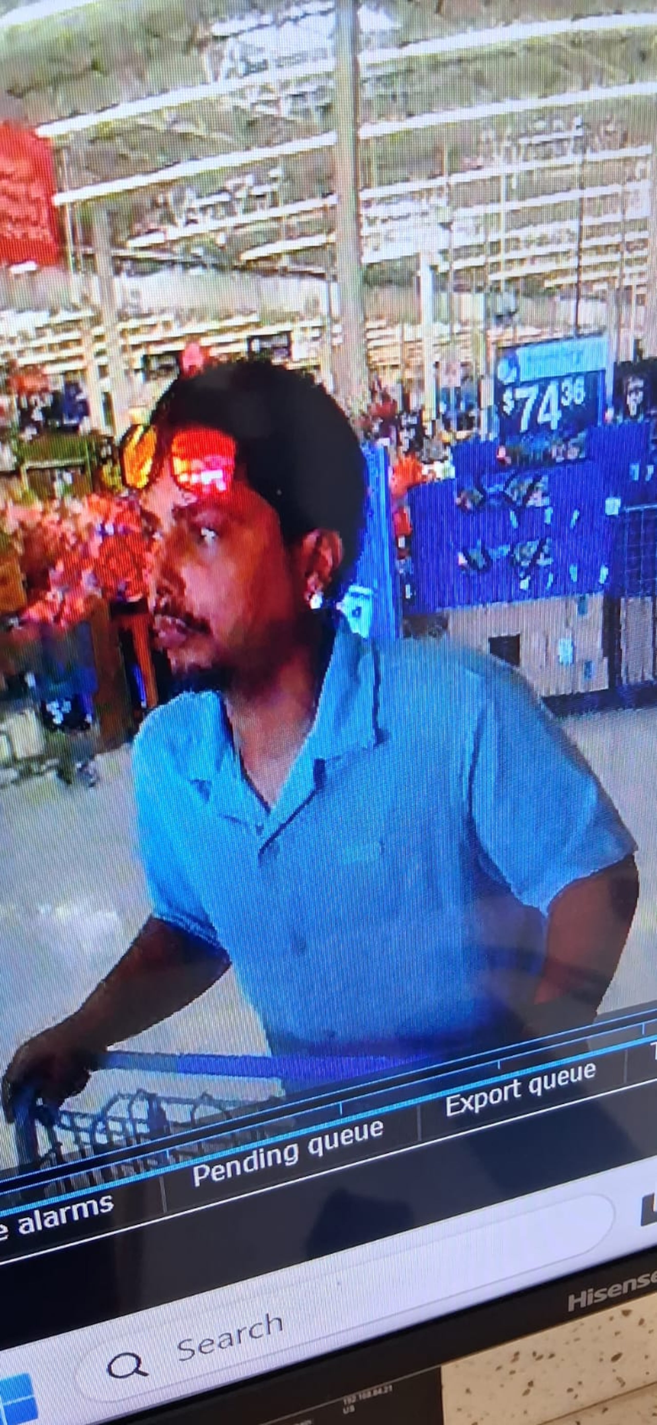 El CIC de Bayamón solicitó la ayuda de la ciudadanía para la identificación y arresto del hombre que figura como sospechoso de robo Walmart de Plaza Del Sol.