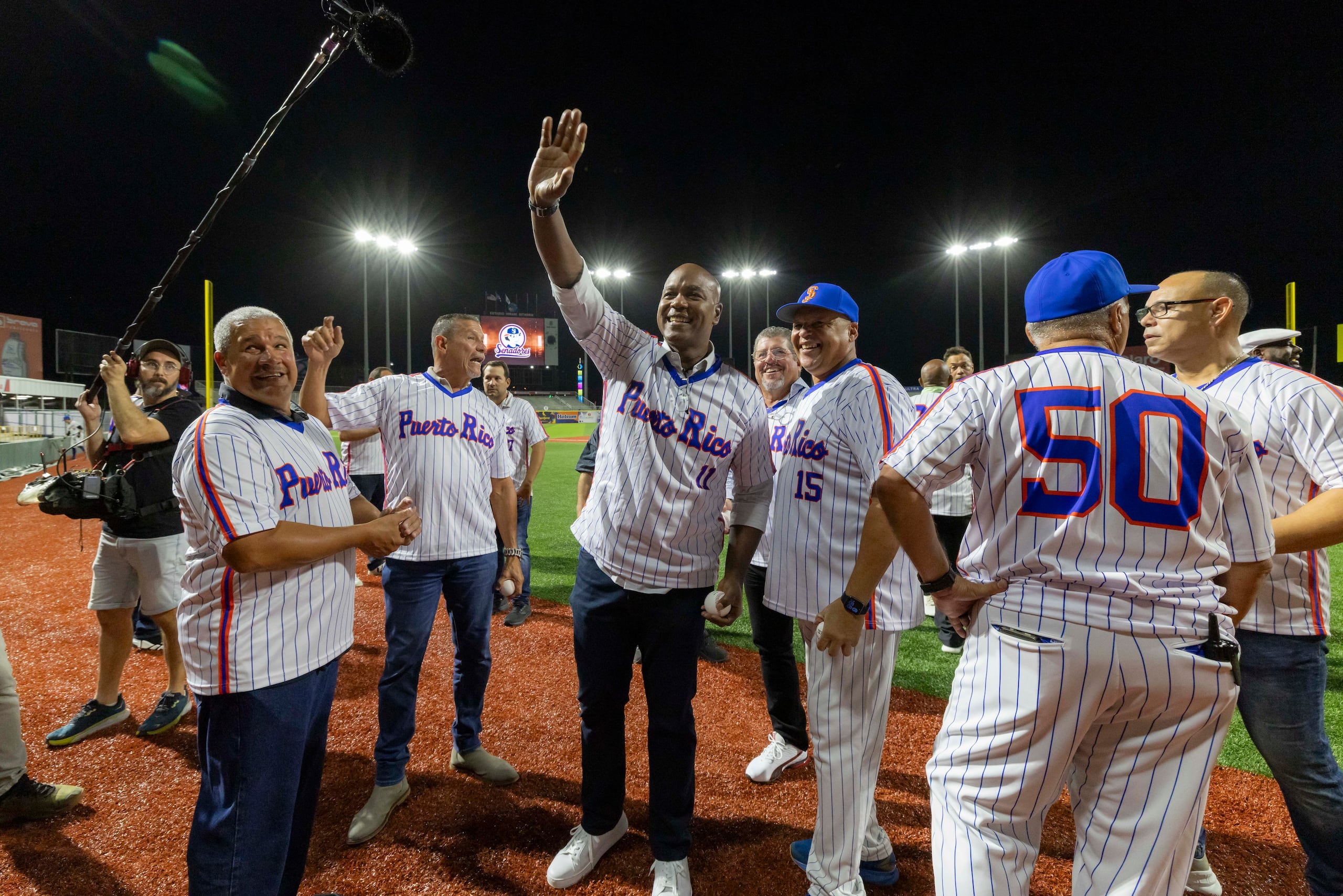 Carlos Delgado saluda a los fánaticos presentes en el homenaje al 'Dream Team' de la Serie del Caribe de 1995, en el Estadio Hiram Bithorn de San Juan.