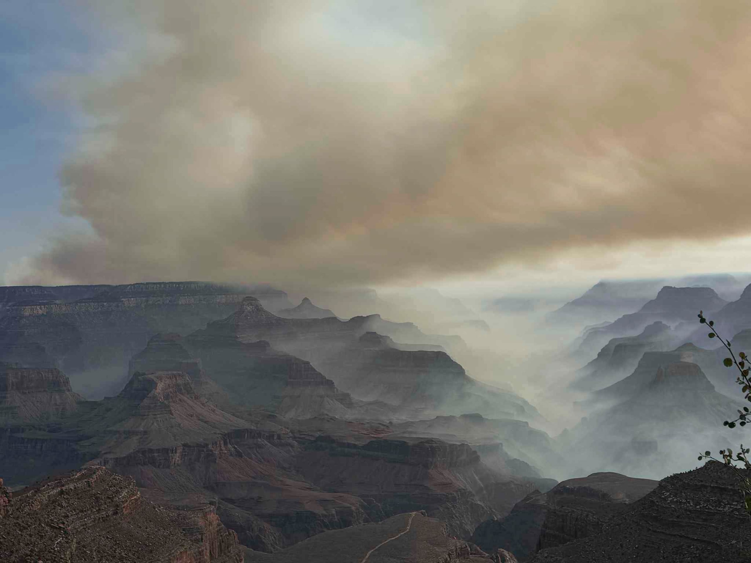 Esta foto proporcionada por Caren Carney muestra la vista de los incendios sobre el Gran Cañón que tuvo la familia después de tener que evacuar el Grand Canyon Lodge, un albergue histórico en el Borde Norte, en el norte de Arizona, el 10 de julio de 2025.