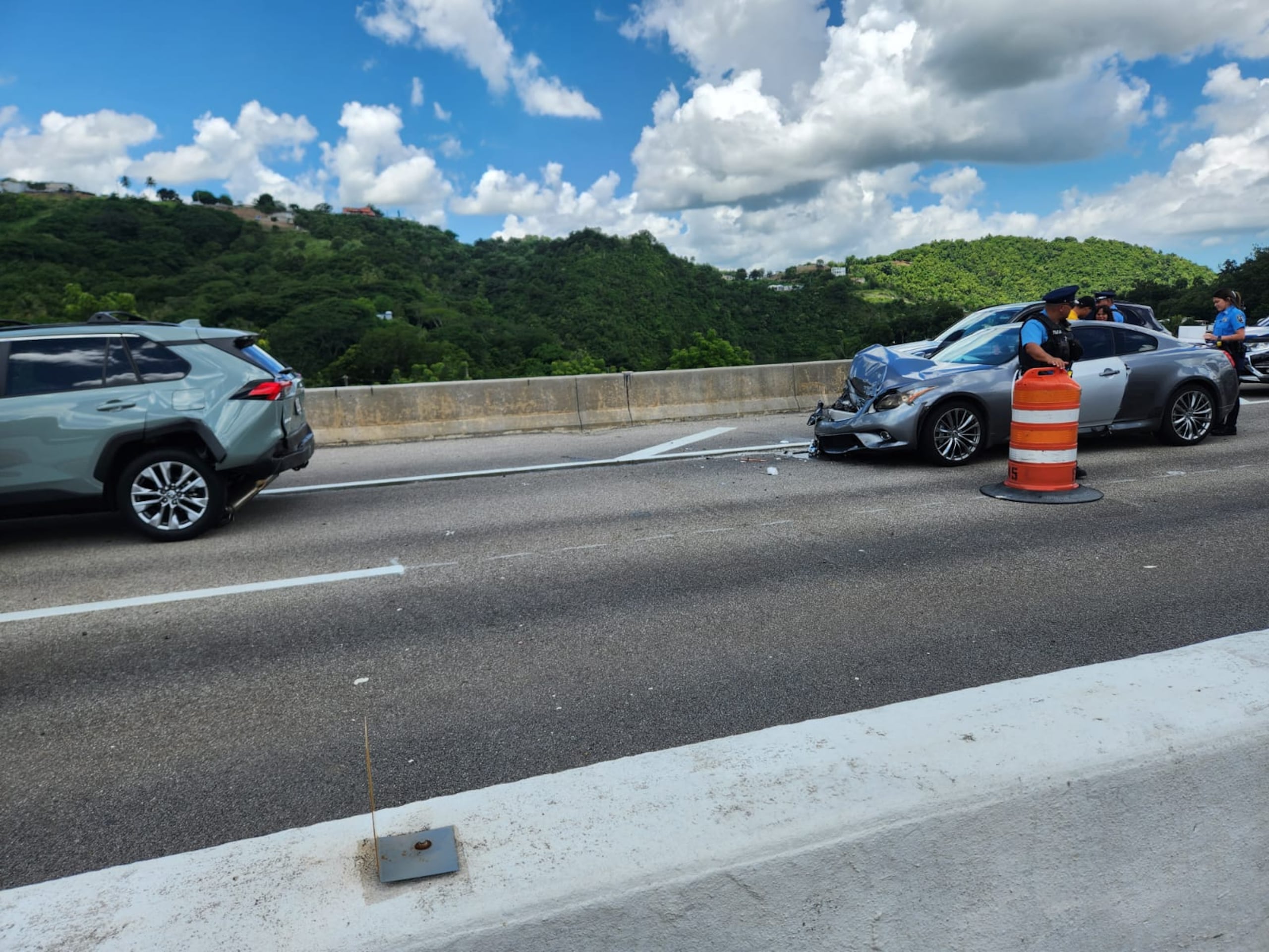 A solo minutos de la reapuertura de todos los carriles del Puente Atirantado en Naranjito se reportó un accidente de tránsito entre dos vehículos.