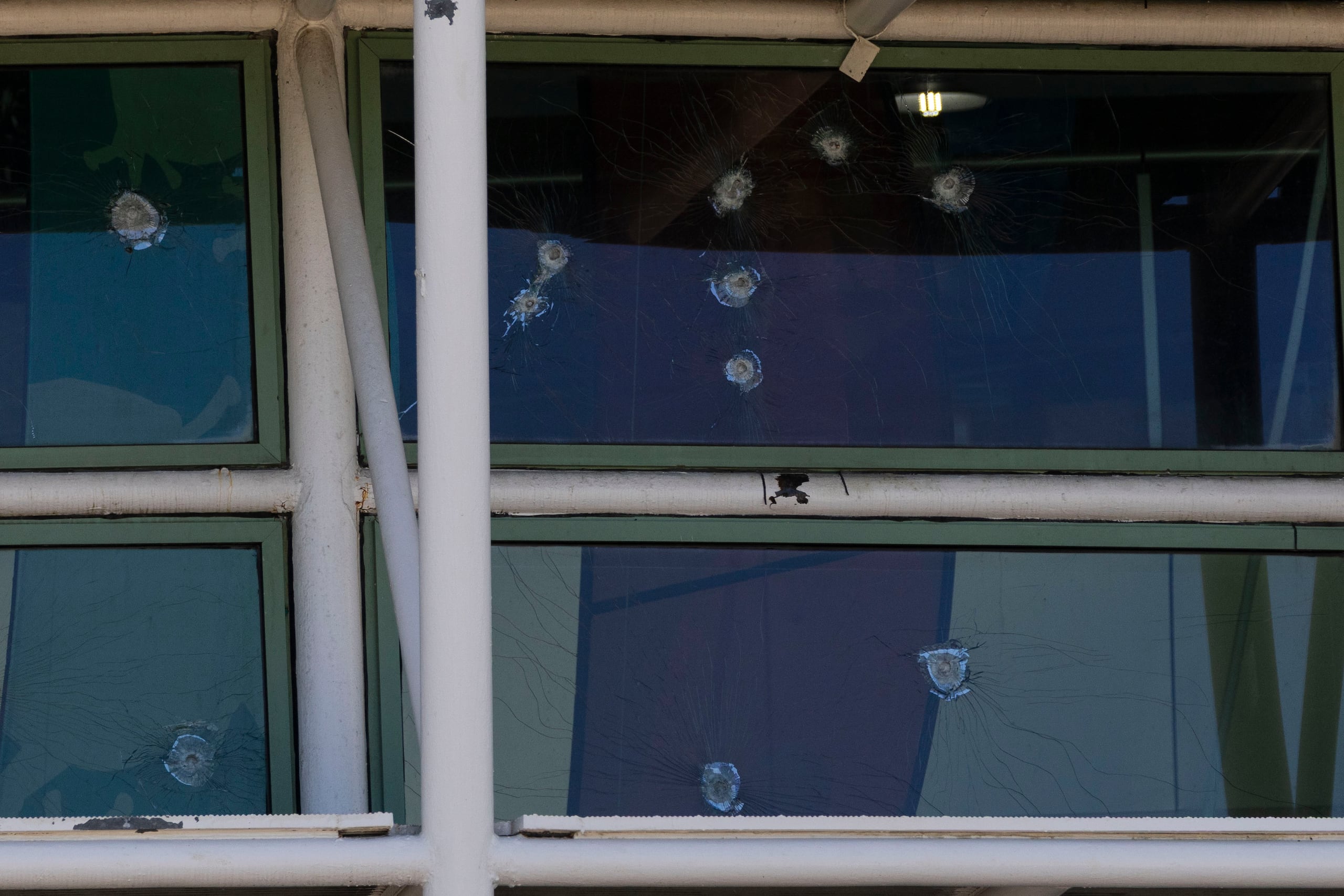 Impactos de bala en los cristales del Choliseo este viernes, 3 de octubre de 2025, en Hato Rey.