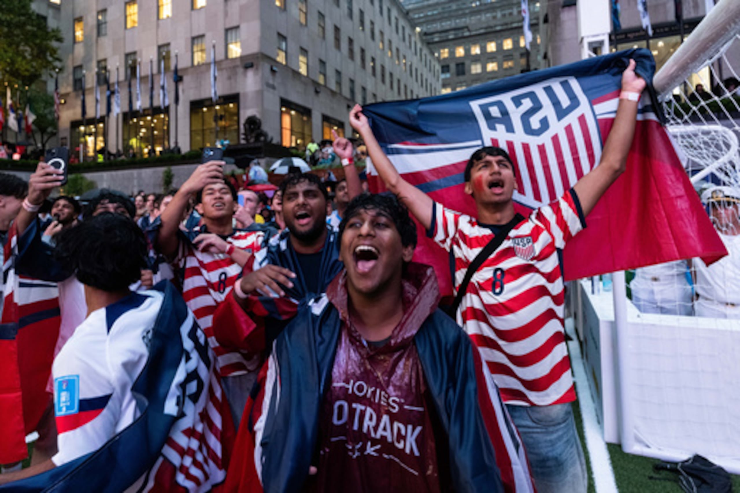 Los aficionados siguen el partido entre Estados Unidos y Bélgica durante los octavos de final del Mundial en la zona de animación del Rockefeller Center de Nueva York, el lunes 6 de julio de 2026. (Foto AP/Adam Gray)