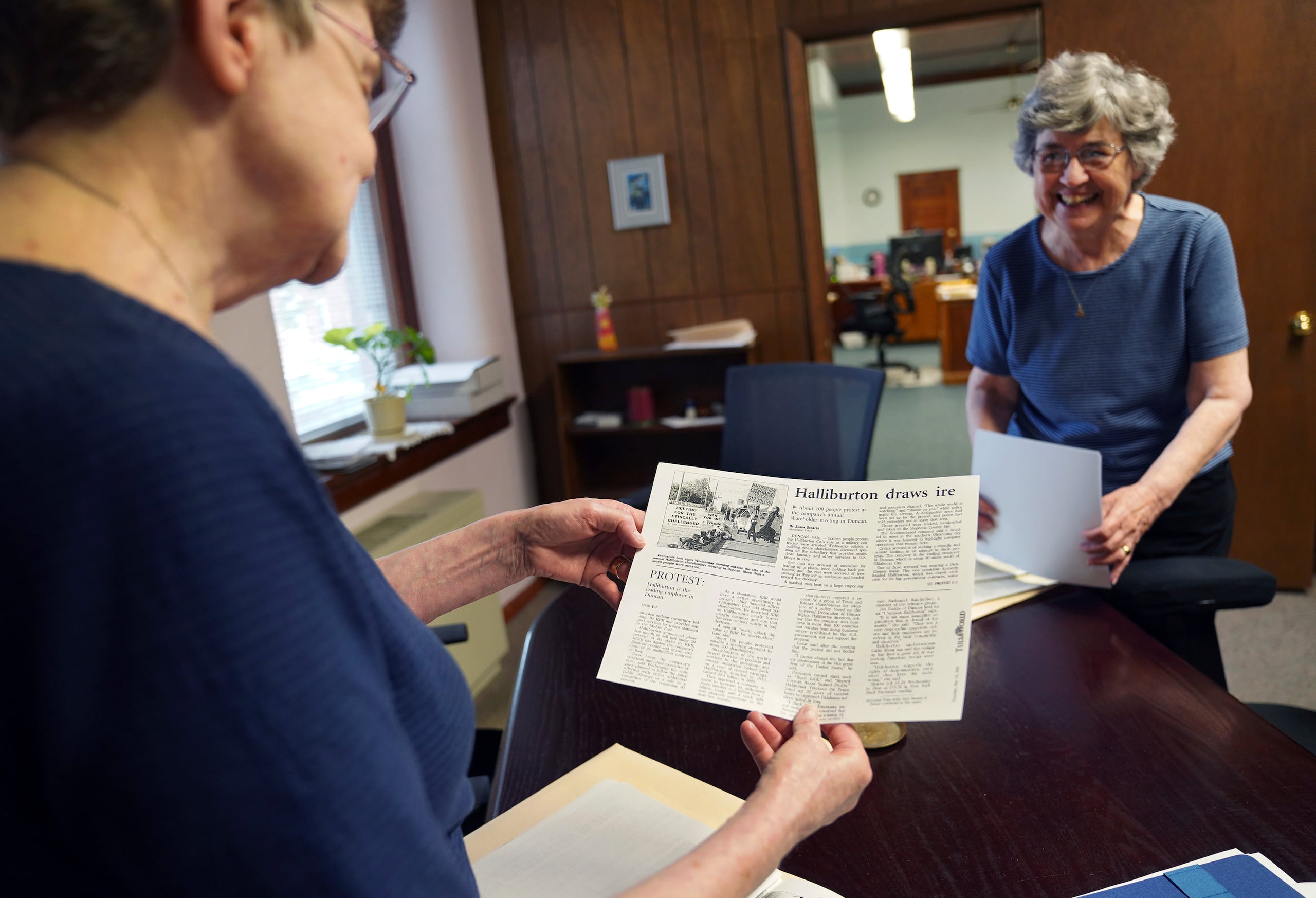 Las monjas Rose Marie Stallbaumer (izquierda) y Barbara McCracken (derecha) examinan propuestas para resoluciones corporativas y artículos de prensa en el convento Mount St. Scholastica en Atchison, Kansas, el 16 de julio del 2024. (Foto AP/Jessie Wardarski)