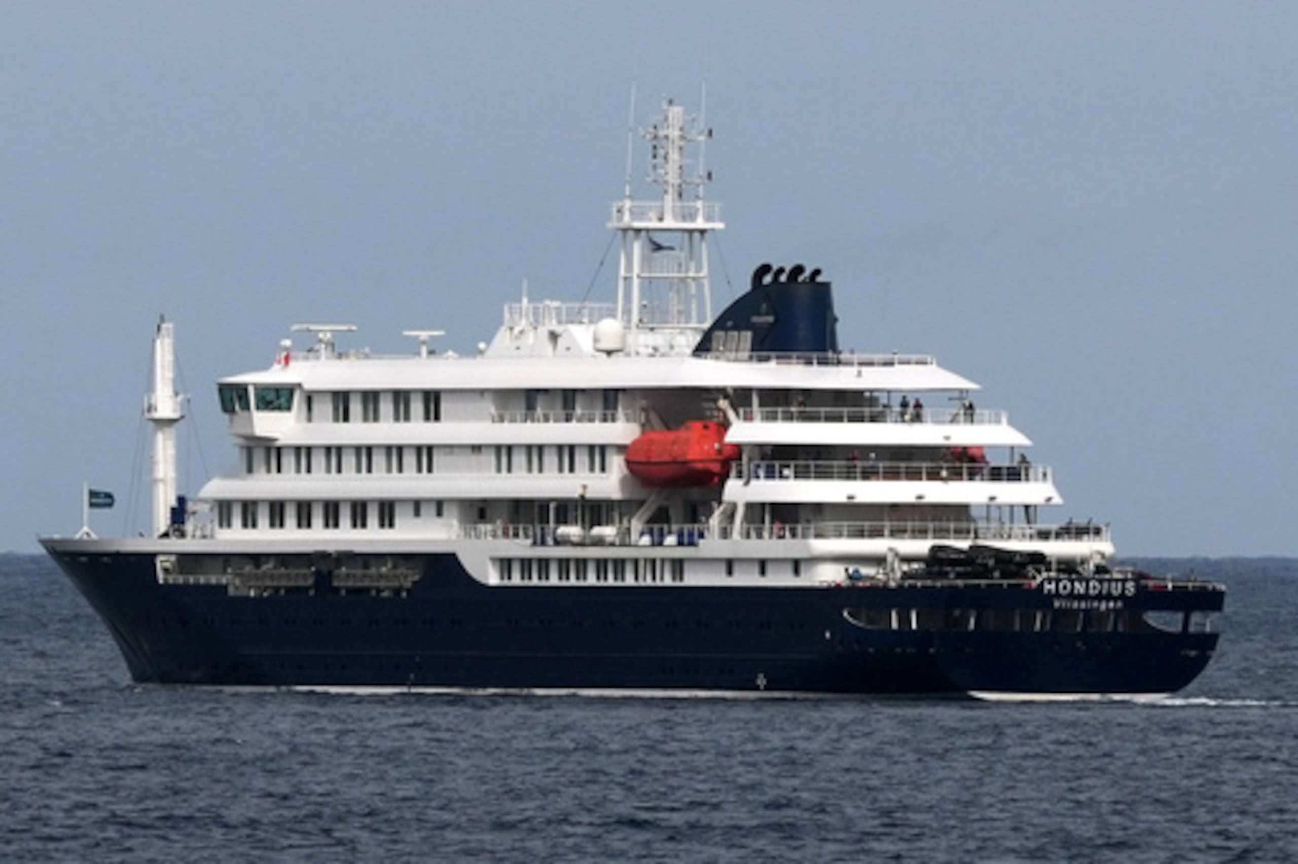 El barco debería llegar a la costa sur de Tenerife durante la madrugada del domingo.