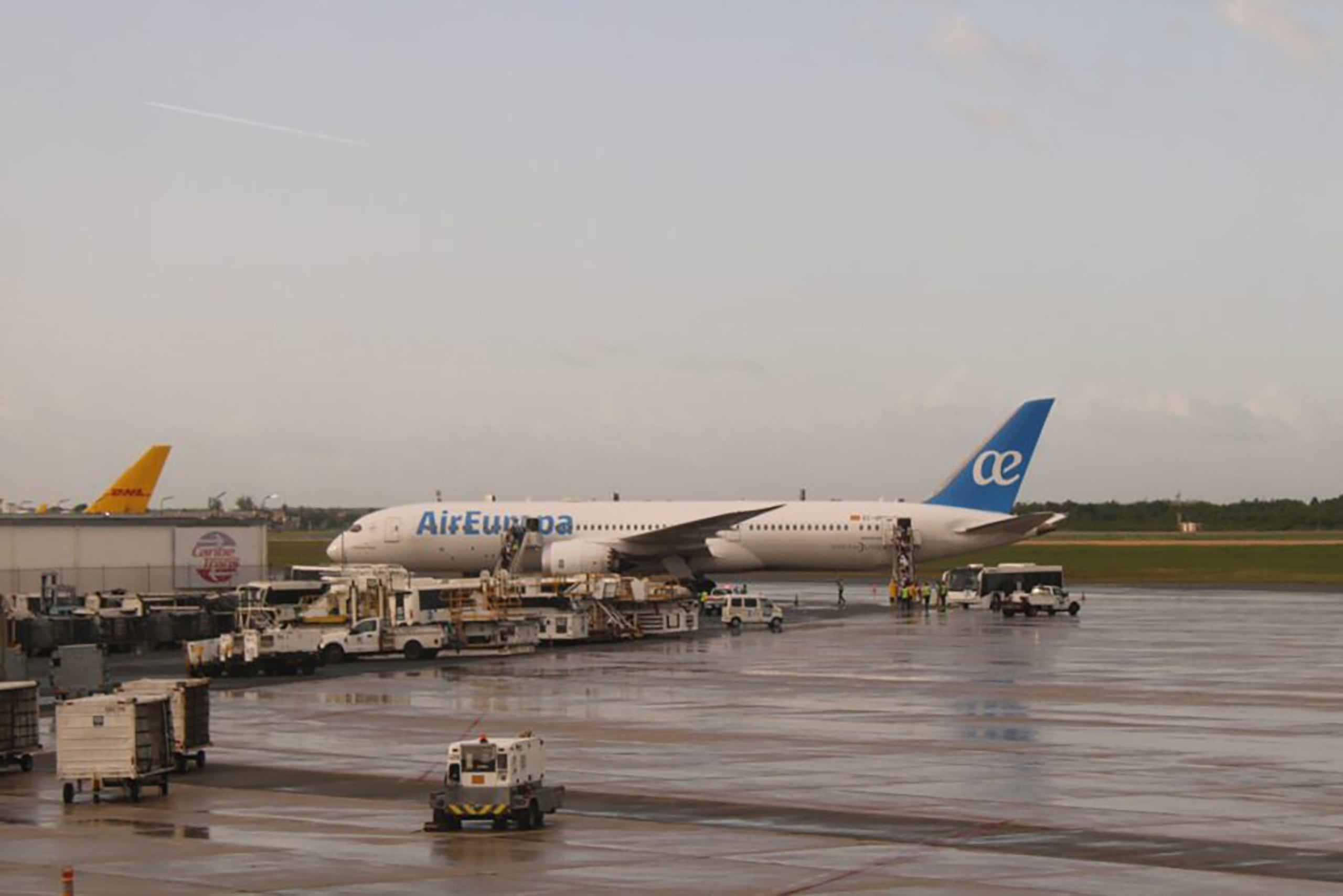 Un avión de la aerolínea Air Europa siendo inspeccionado este viernes por una amenaza de bomba que resulto ser falsa en el Aeropuerto Internacional de Las Américas, en Santo Domingo (República Dominicana). (EFE/ Aerodom)