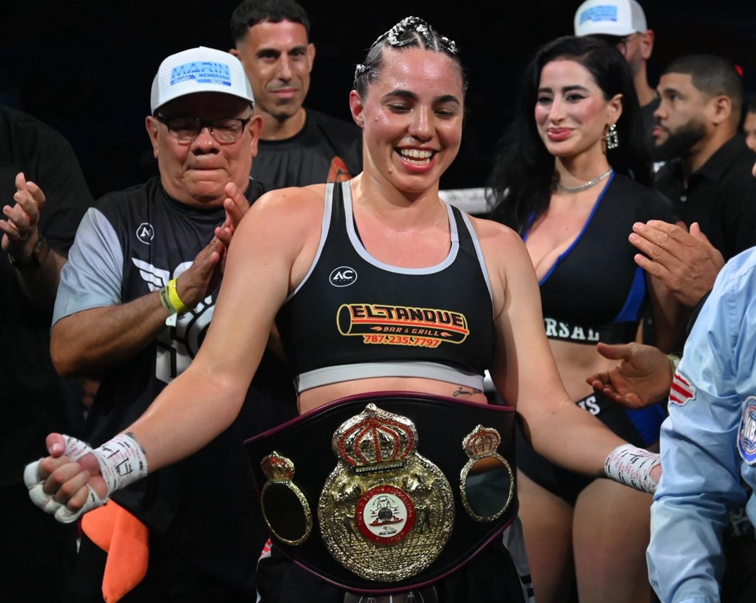 Stephanie Piñeiro celebra su triunfo con el campeonato mundial interino de la AMB.