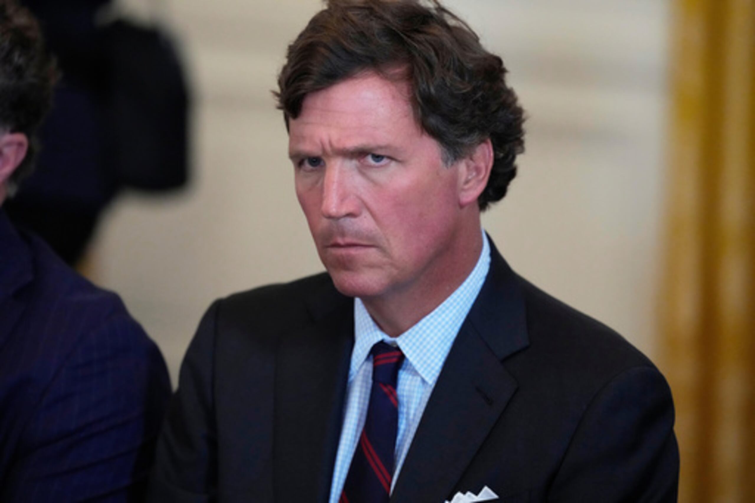 ARCHIVO - Tucker Carlson asiste a una reunión con el presidente Donald Trump y directivos del sector petrolero en el Salón Este de la Casa Blanca, el 9 de enero de 2026, en Washington. (Foto AP/Alex Brandon, archivo)