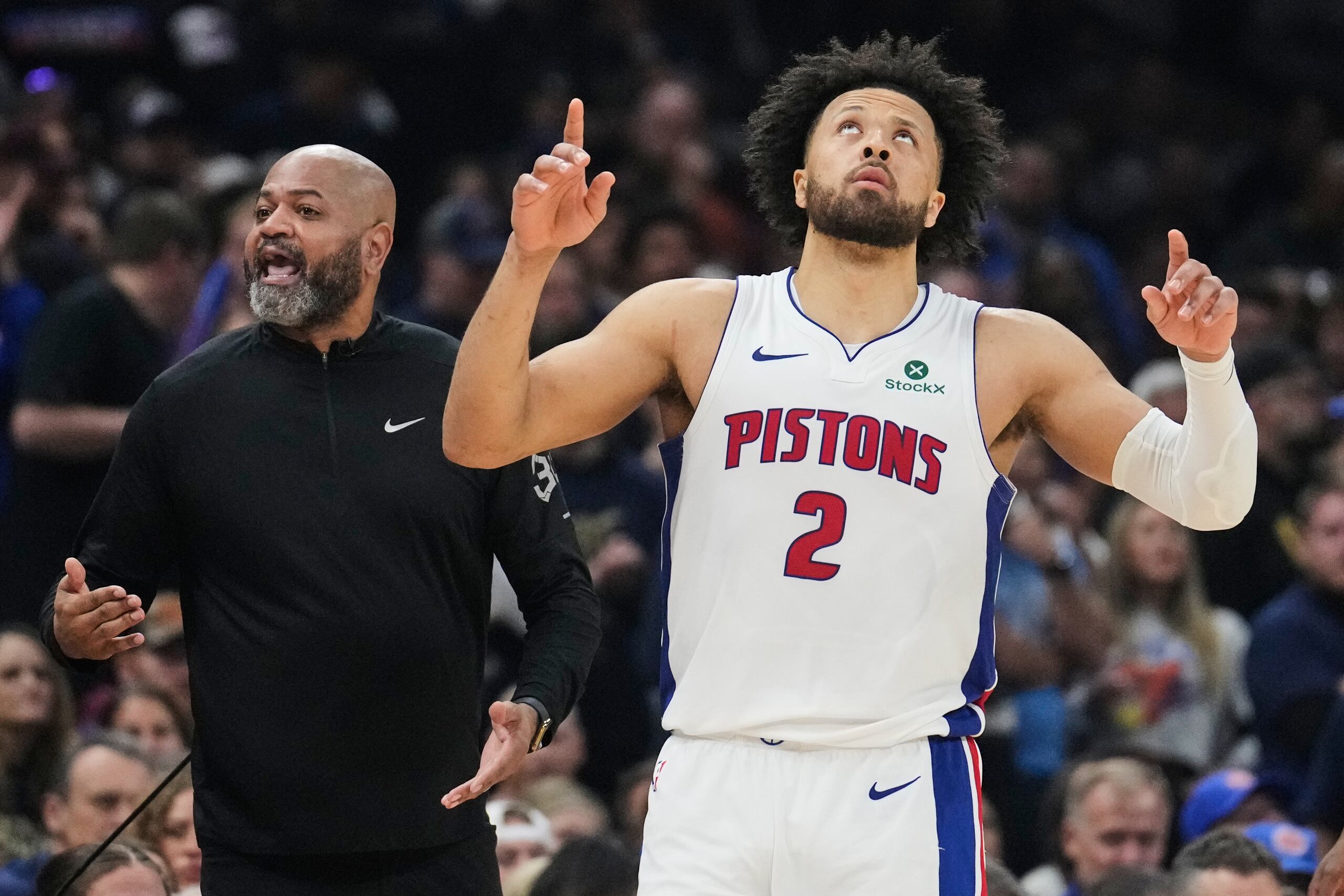 Cade Cunningham festeja un canasto durante un juego entre los Pistons de Detroit y los Cavaliers de Cleveland.