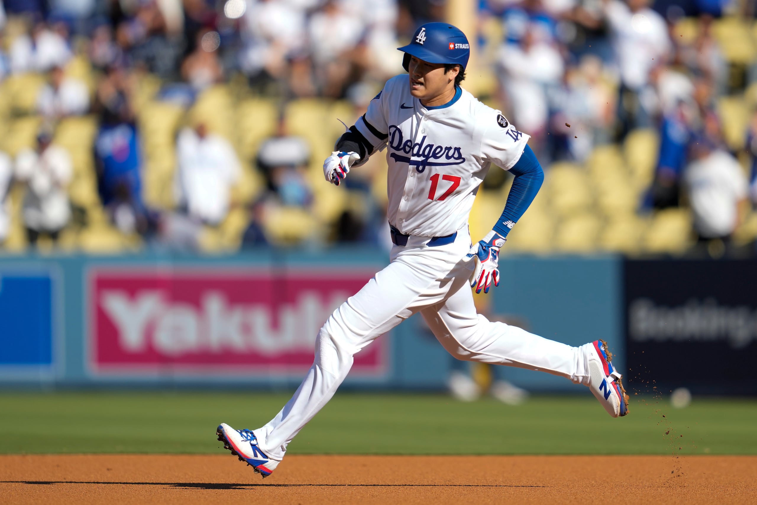 Shohei Ohtani de los Dodgers de Los Ángeles rodea las bases tras conectar un triple contra los Brewers de Milwaukee durante la primera entrada en el Juego 3 de la Serie de Campeonato de la Liga Nacional, el jueves 16 de octubre de 2025, en Los Ángeles. (AP Photo/Ashley Landis)