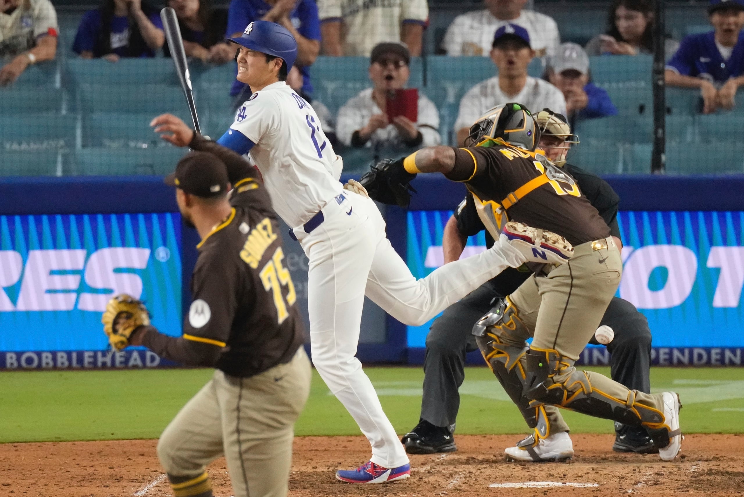 Shohei Ohtani, de los Dodgers de Los Ángeles, recibe un pelotazo del venezolano Robert Suárez, de los Padres de San Diego, en el juego del jueves 19 de junio de 2025 AP Foto/Mark J. Terrill)