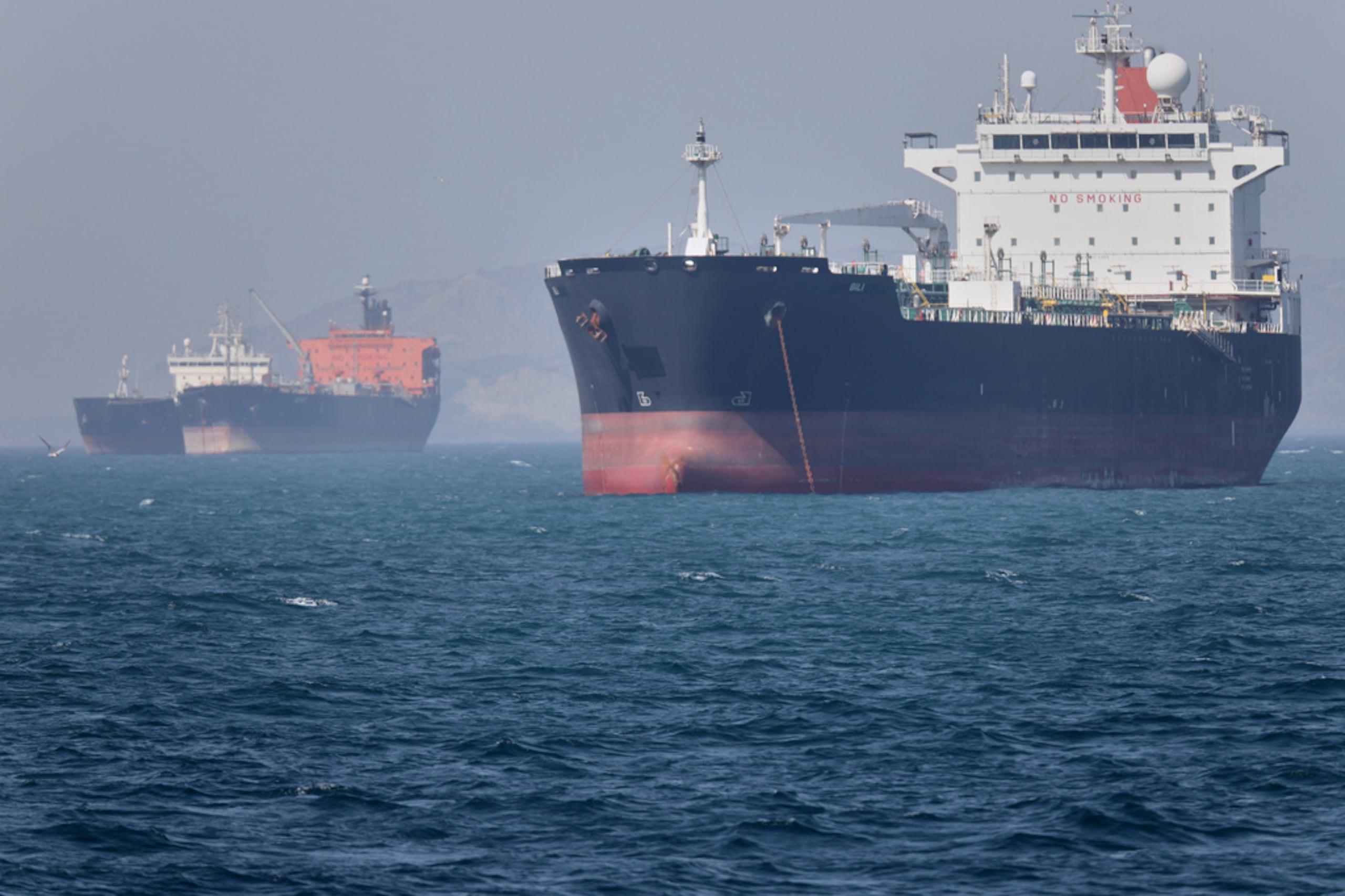Petroleros anclados en el estrecho de Ormuz, frente a Bandar Abbas, Irán, el sábado 2 de mayo de 2026.
