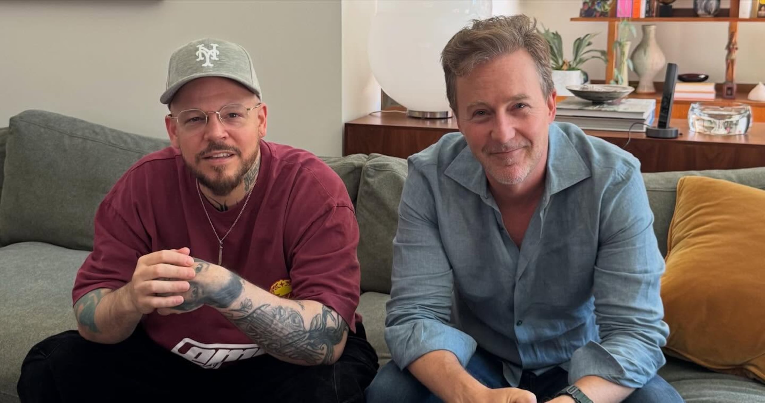 René Pérez junto a Edward Norton.