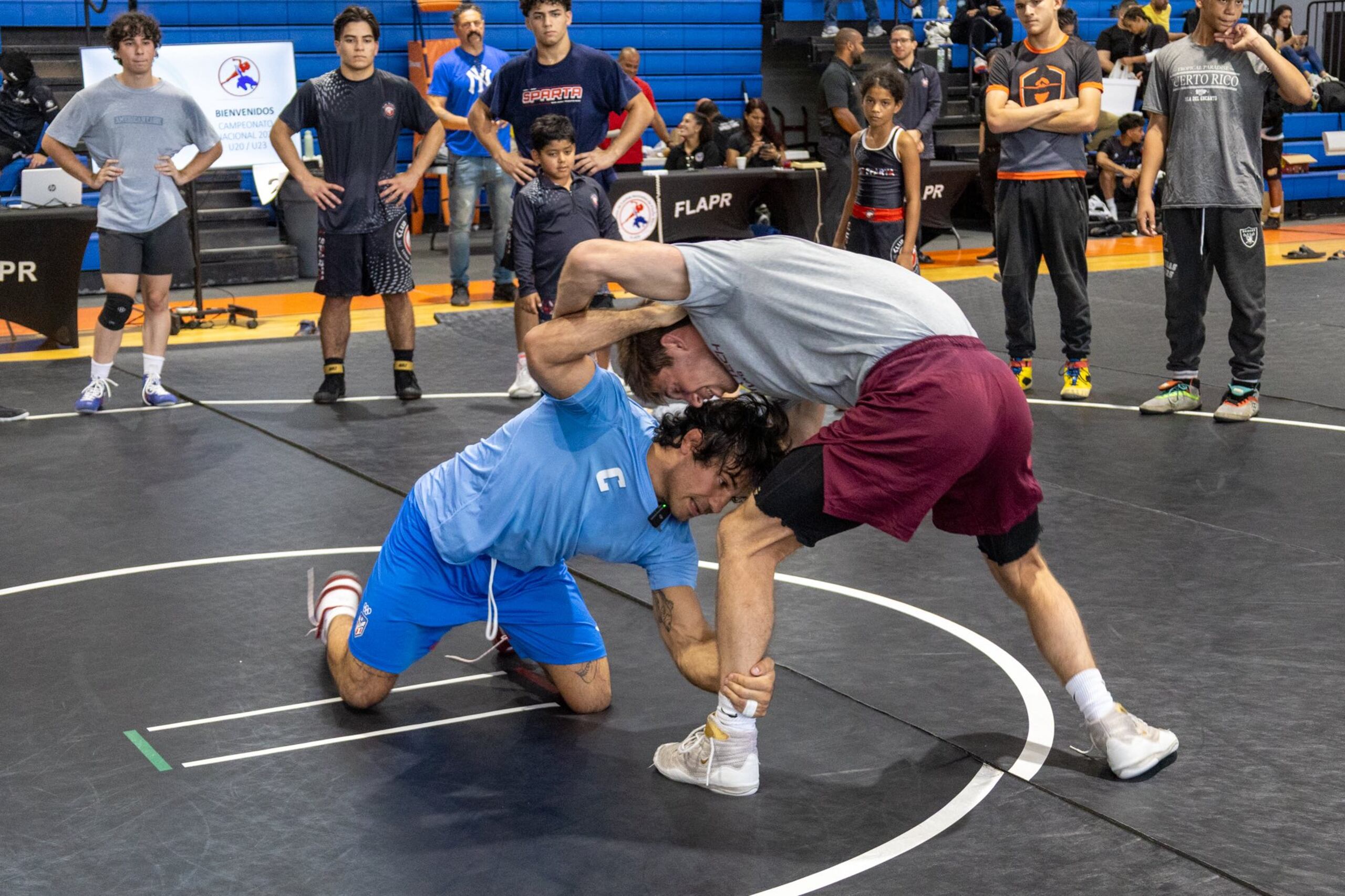 Sebastián Rivera, a la izquierda, durante una clínica de lucha estilo libre en el Colegio de Universitario de San Juan.
