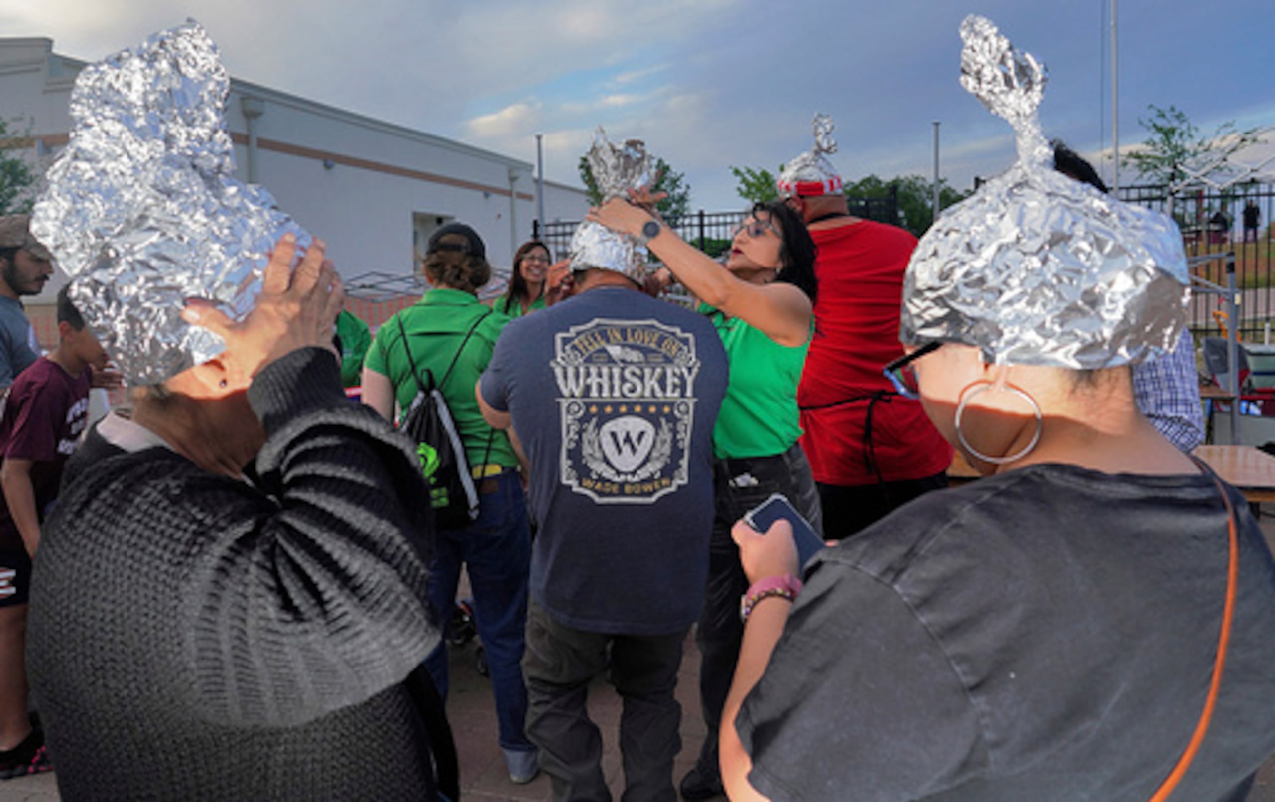 ARCHIVO - Los asistentes llevan juguetonamente sombreros de papel de aluminio en el Festival OVNI de Edinburg, el 5 de abril de 2024, en Edinburg, Texas. (Joel Martinez/The Monitor via AP, Archivo)
