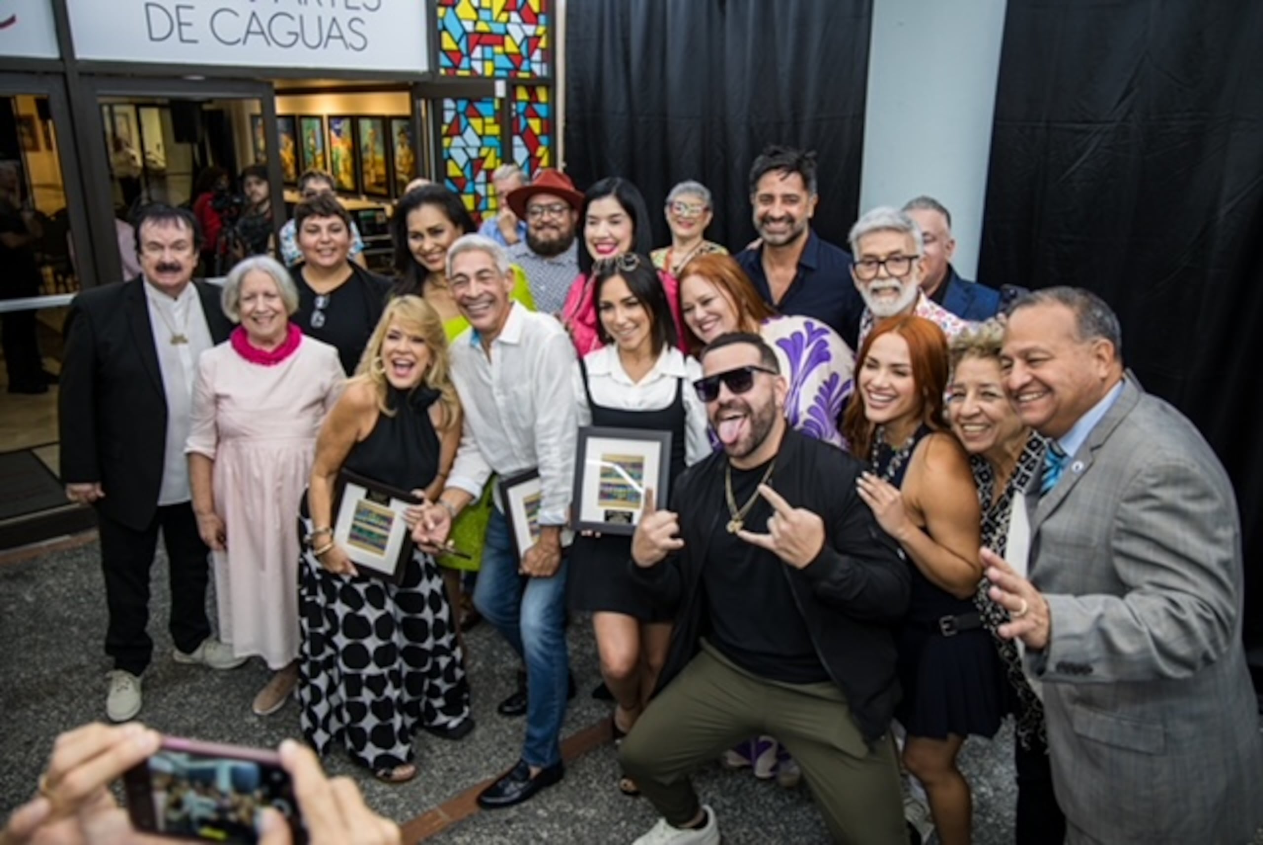 Diversas celebridades del entretenimiento puertorriqueño se dieron cita a la inauguración de esta exhibición única.