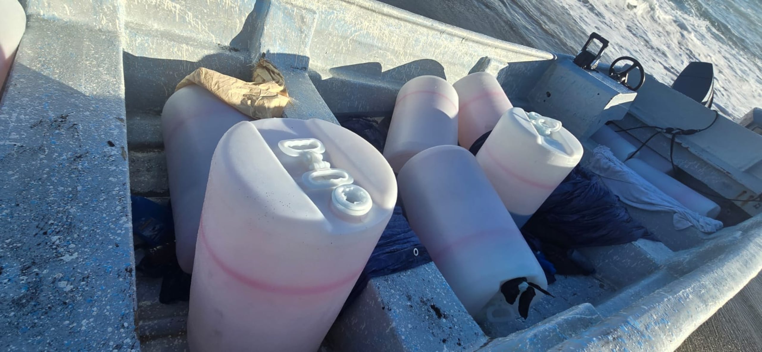 Hallazgo de una embarcación en a orillas de la playa en Barceloneta