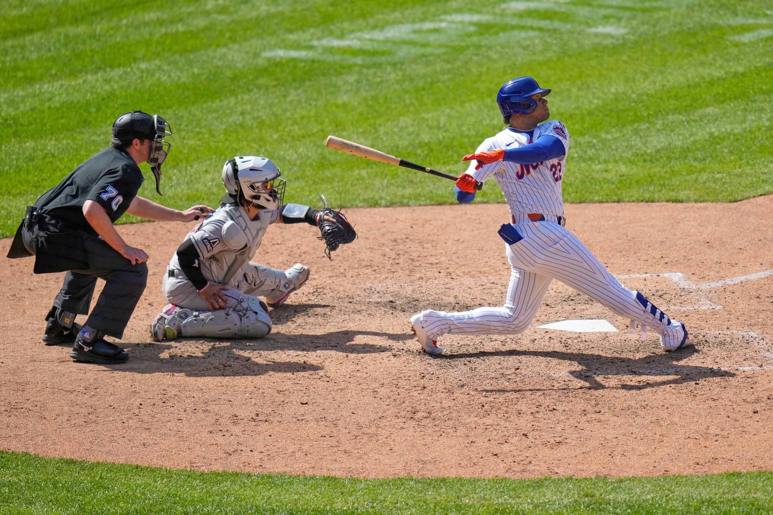 Juan Soto (derecha) de los Mets de Nueva York conecta un jonrón ante los Diamondbacks de Arizona, el jueves 1 de mayo de 2025, en Nueva York.