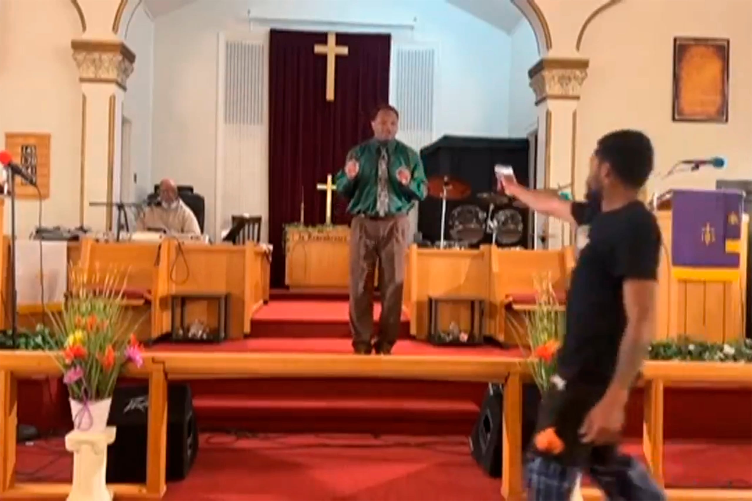 En esta imagen tomada de un video, Bernard J. Polite, de 26 años, intenta dispararle al pastor Glenn Germany, en la Iglesia Jesus Dwelling Place, en North Braddock, Pensilvania, el 5 de mayo de 2024. (Glenn Alemania vía AP)