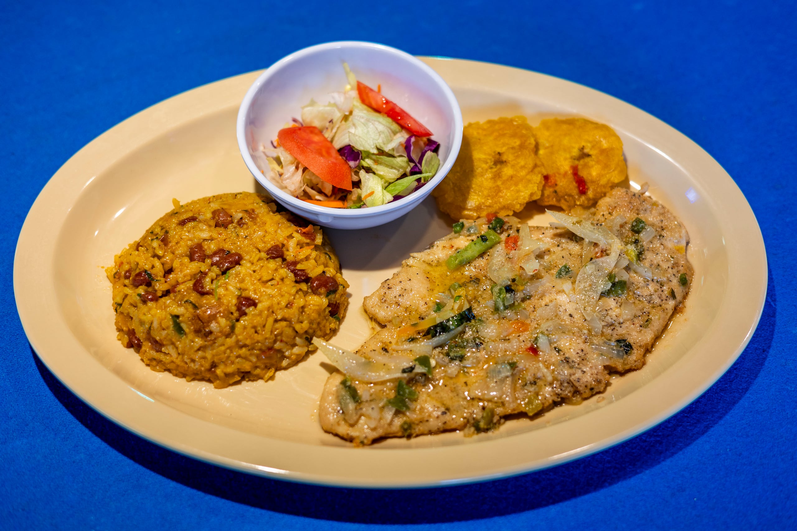 Pechuga al ajillo con mamposteao y tostones.
