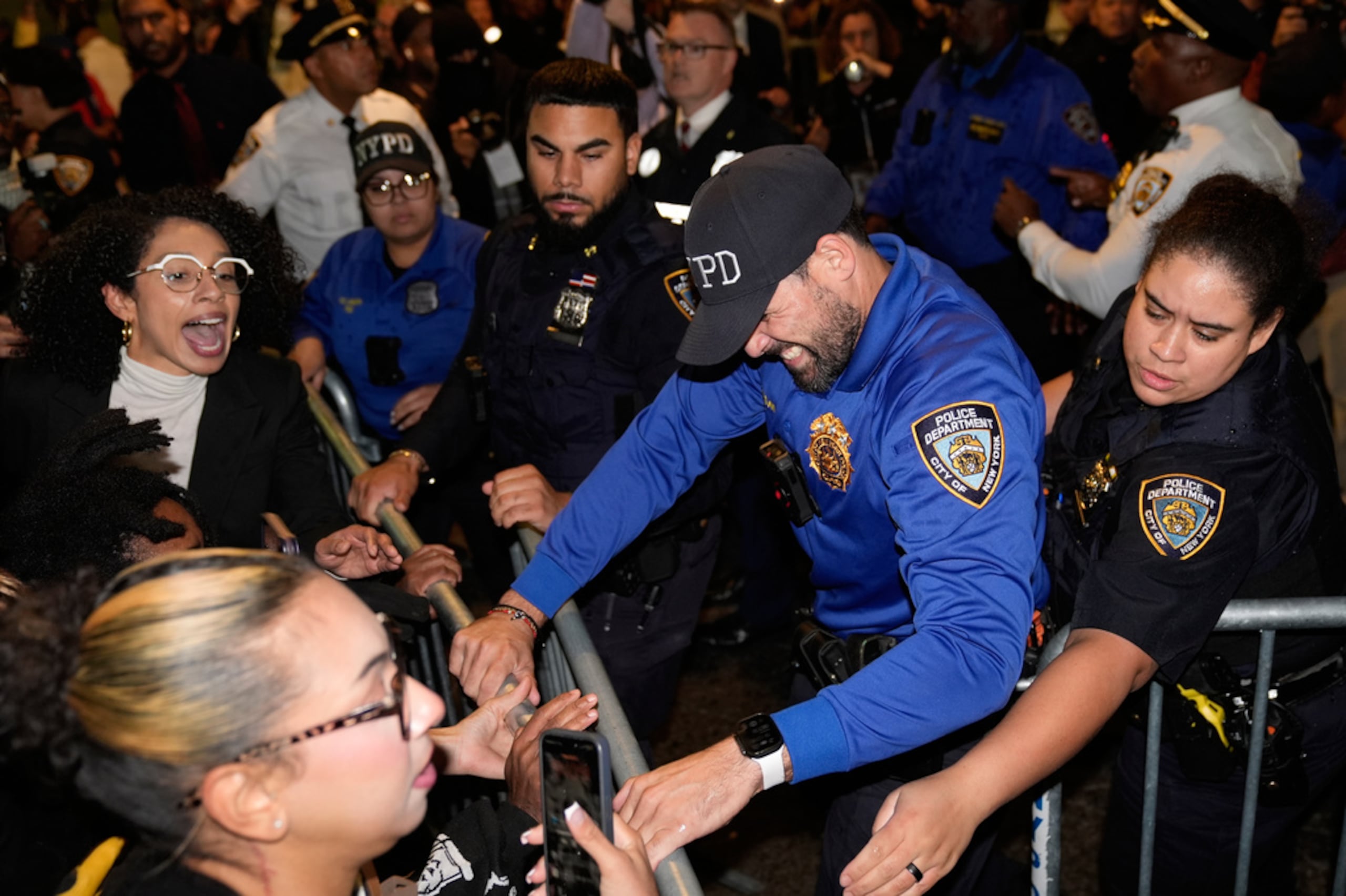 Manifestantes forcejean con la Policía cerca de la escena del tiroteo el 8 de octubre de 2026, en Nueva York.