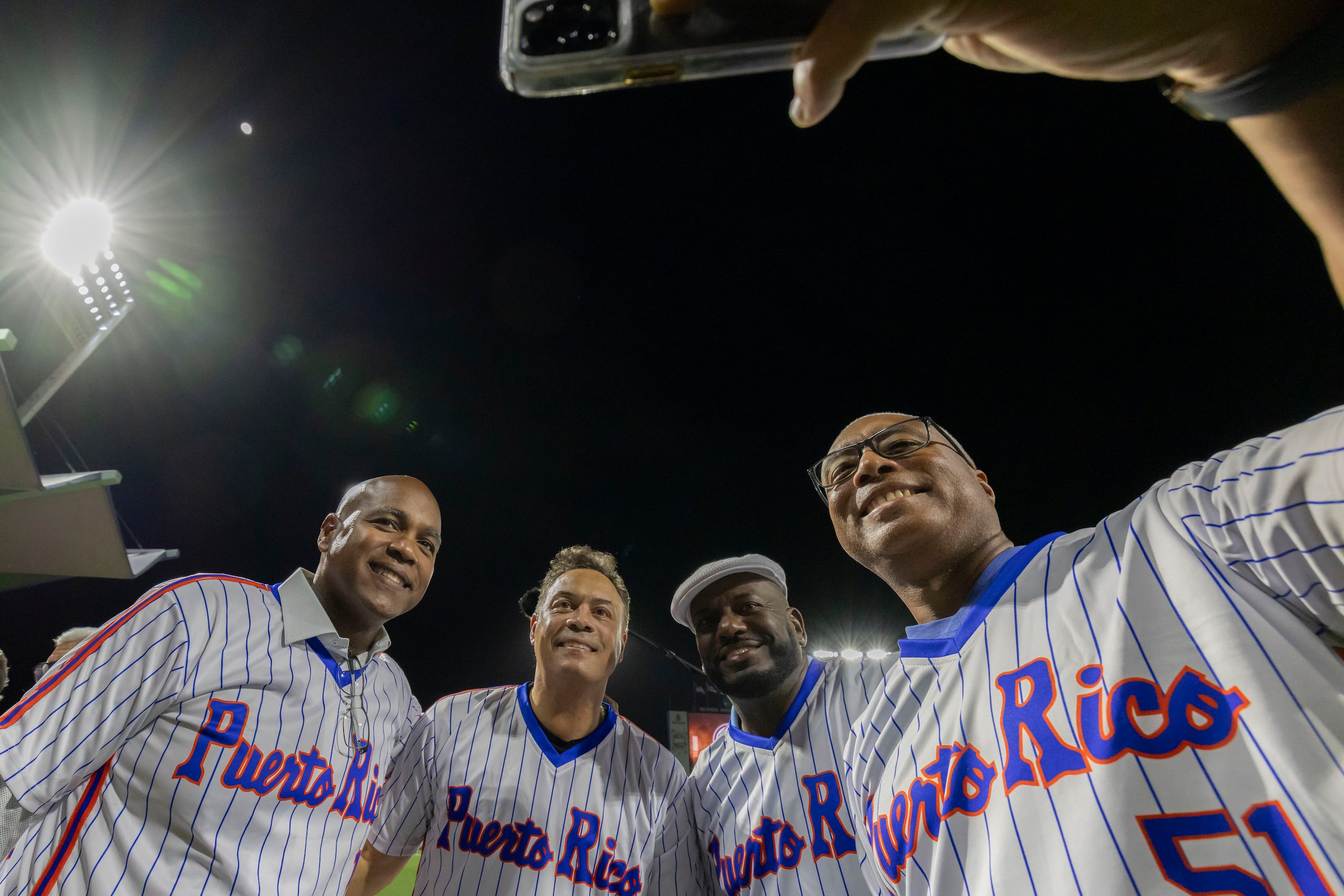 Carlos Delgado, Roberto Alomar, Rubén Sierra y Bernie Williams posan para una foto durante el homenaje al 'Dream Team' de la Serie del Caribe de 1995, en el Estadio Hiram Bithorn, de San Juan.