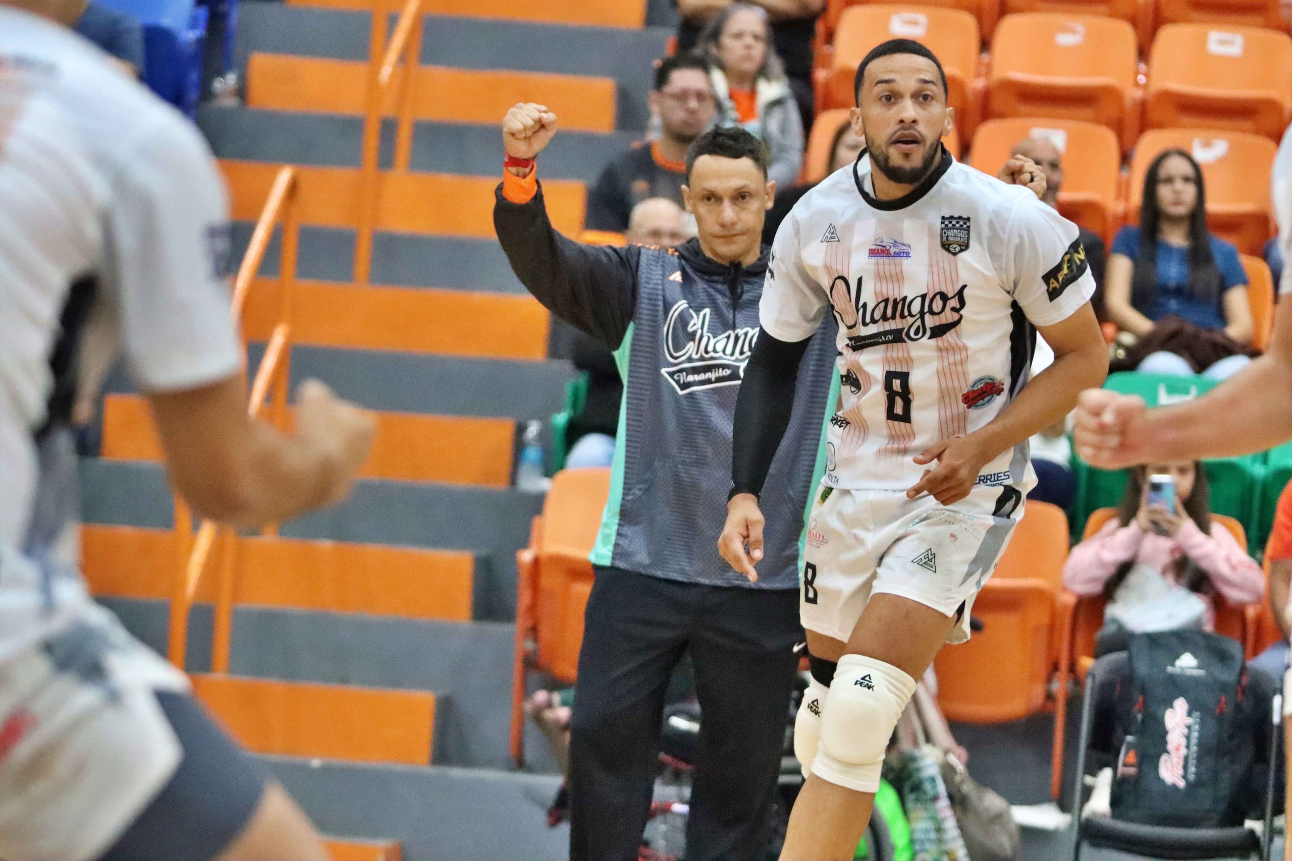 Yamille Torres, dirigente de los Changos, levanta una mano para celebrar la victoria.