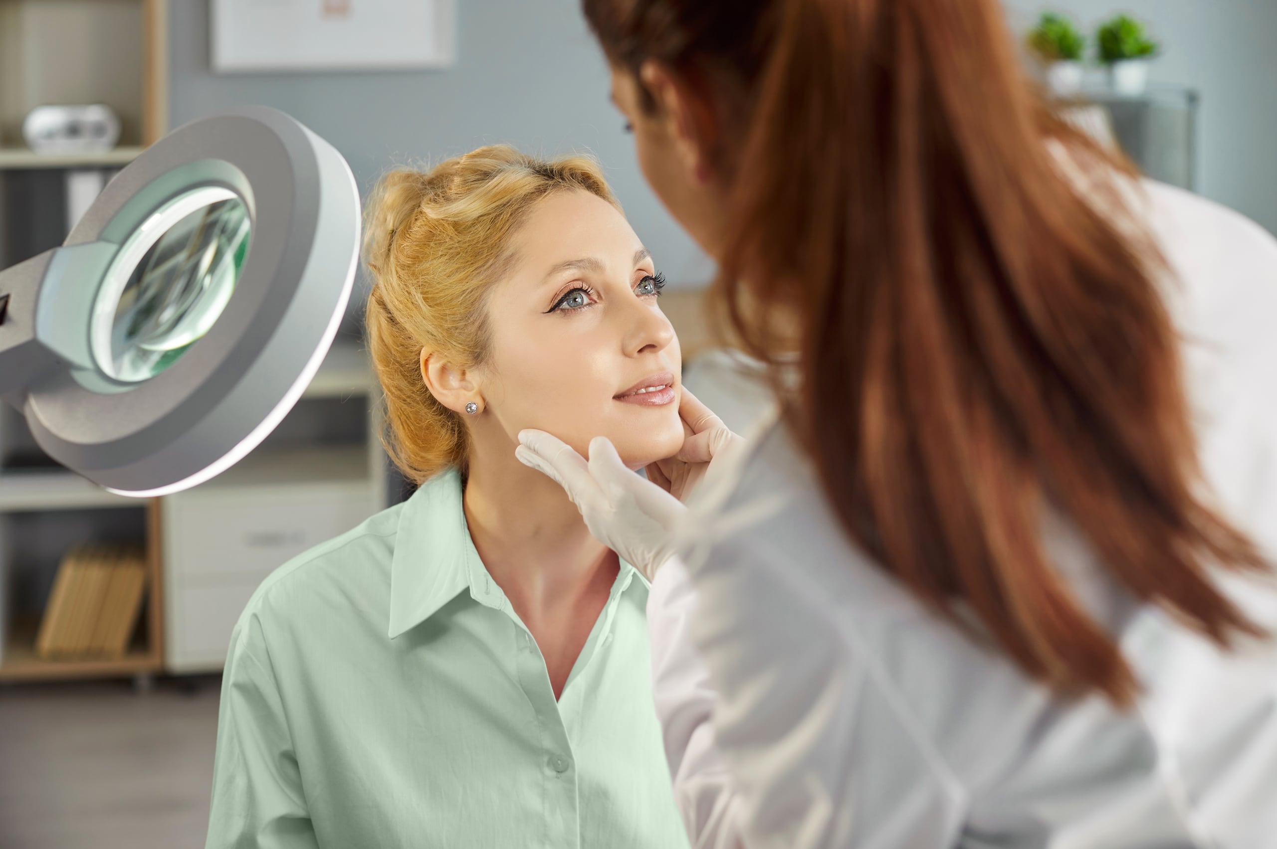 Las mujeres con piel clara, numerosos lunares, antecedentes familiares de melanoma o antecedentes personales de cáncer de piel requieren una vigilancia aún más estricta.