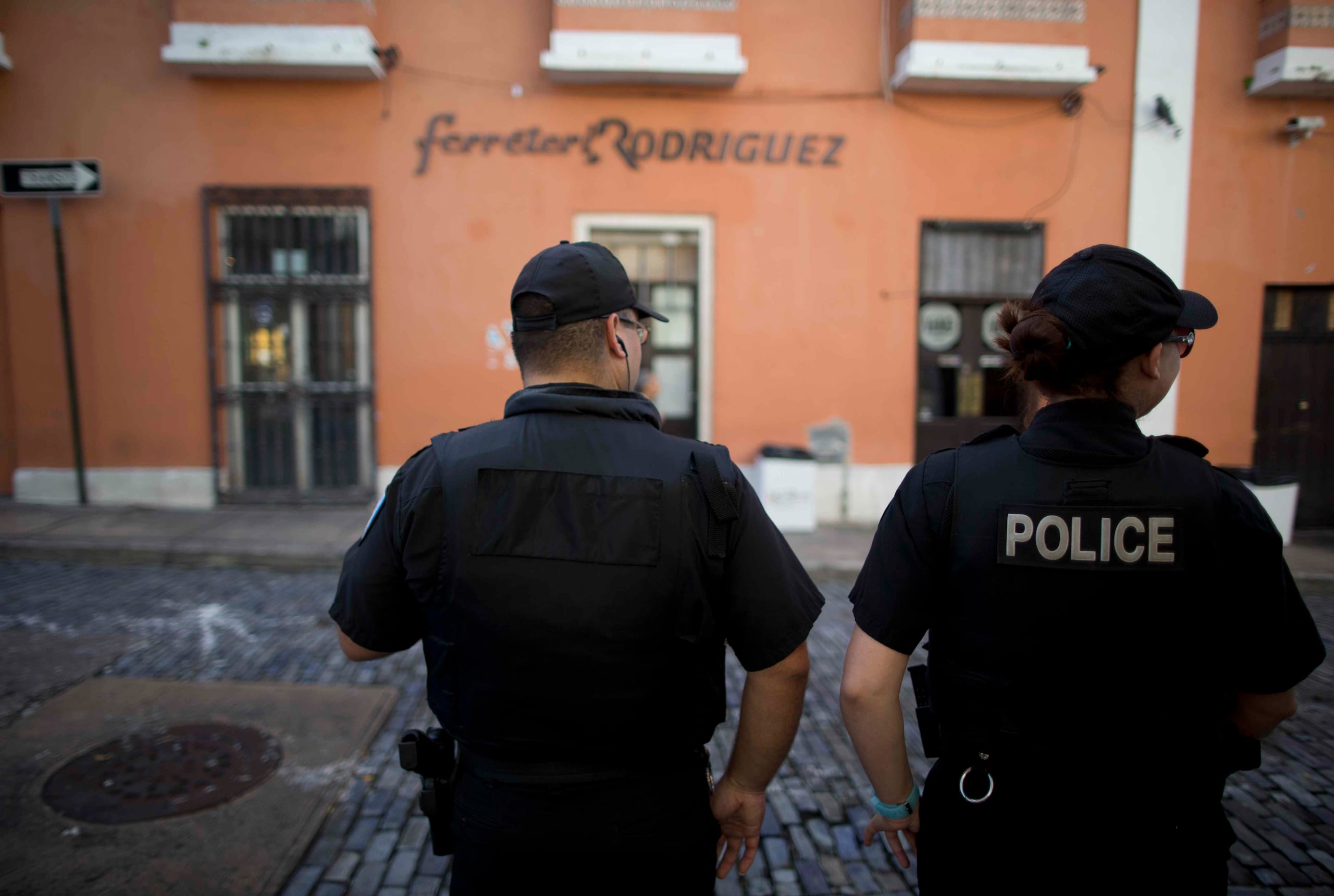 El jefe de la escolta de la alcaldesa de San Juan, Gilberto López, reportó haber sufrido una agresión por parte de un individuo en las Fiestas de la Calle San Sebastián.