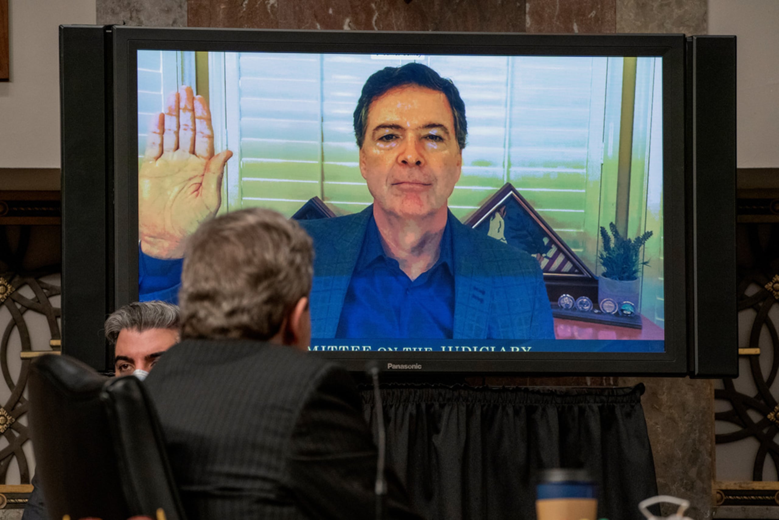 James Comey presta juramento por videoconferencia antes de testificar durante una audiencia de la Comisión de Asuntos Jurídicos del Senado en el Capitolio en Washington, el 30 de septiembre de 2020, para examinar la investigación del FBI "Crossfire Hurricane".