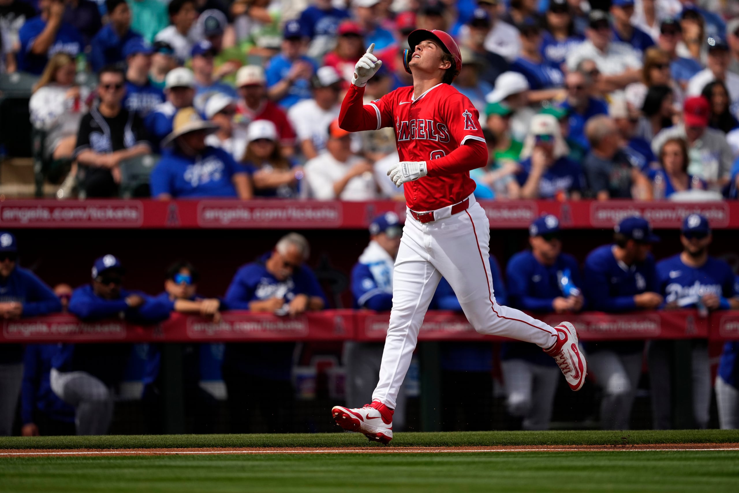 Mickey Moniak, de los Angelinos de Los Ángeles, recorre las bases luego de batear un jonrón ante los Dodgers de la misma ciudad en un duelo de pretemporada realizado el miércoles 5 de marzo de 2025, en Tempe, Arizona (AP Foto/Matt York)