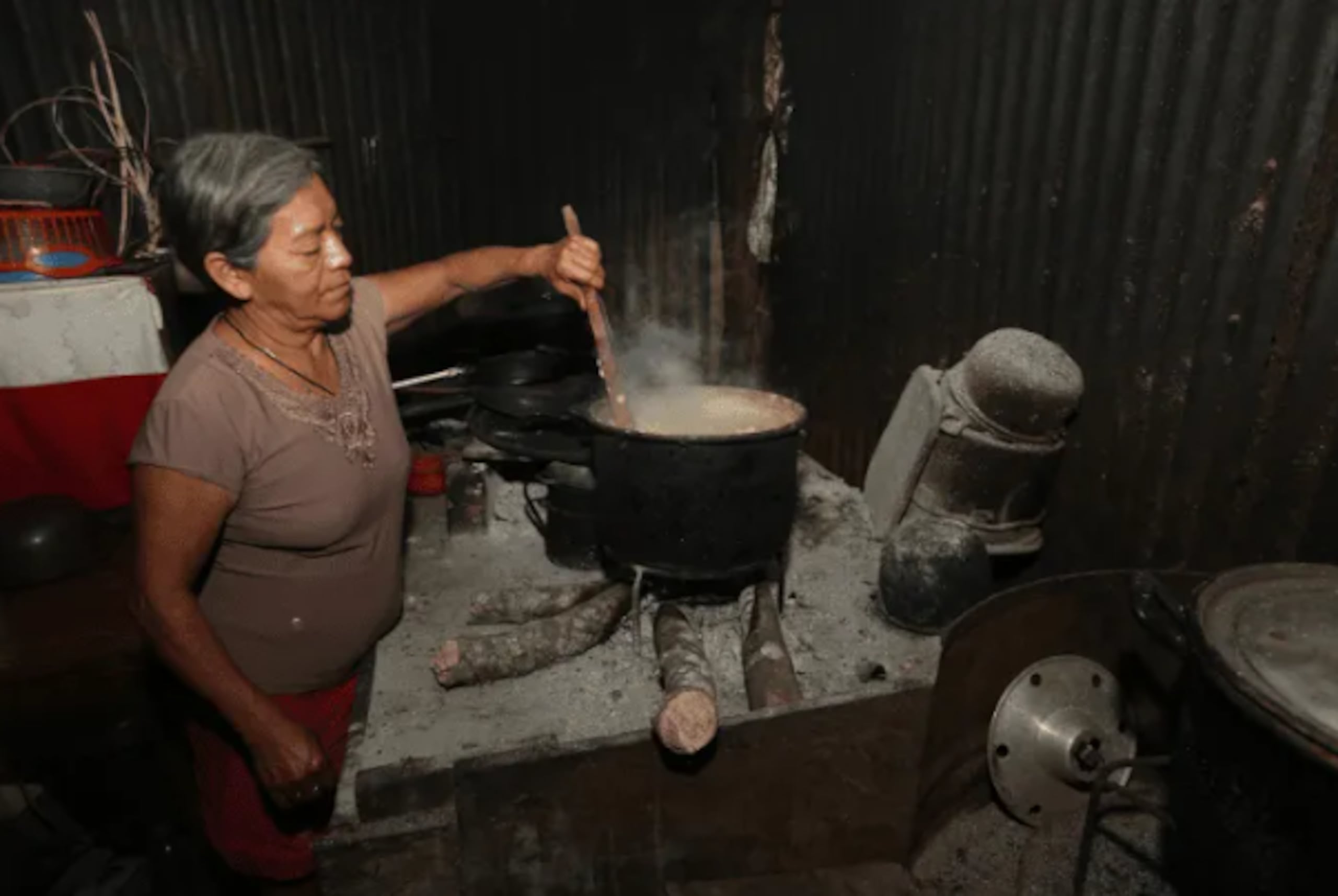 Vanessa relató que cuando alguien reemplazaba la cruz de madera de una tumba por una de cemento, se llevaban la de madera para usarla como leña, pero en la noche escuchaban ruidos raros, por lo que descartaron esa práctica.