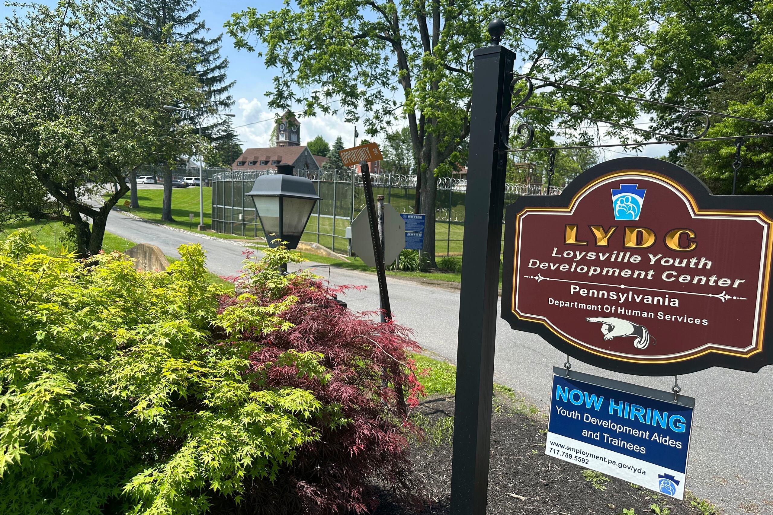 El Centro de Desarrollo Juvenil Loysville, la Unidad de Tratamiento Seguro South Mountain y la Unidad de Tratamiento Seguro North Central en Danville, todos bajo el Departamento de Servicios Humanos de Pensilvania, son algunos de los centros incluidos en las demandas.