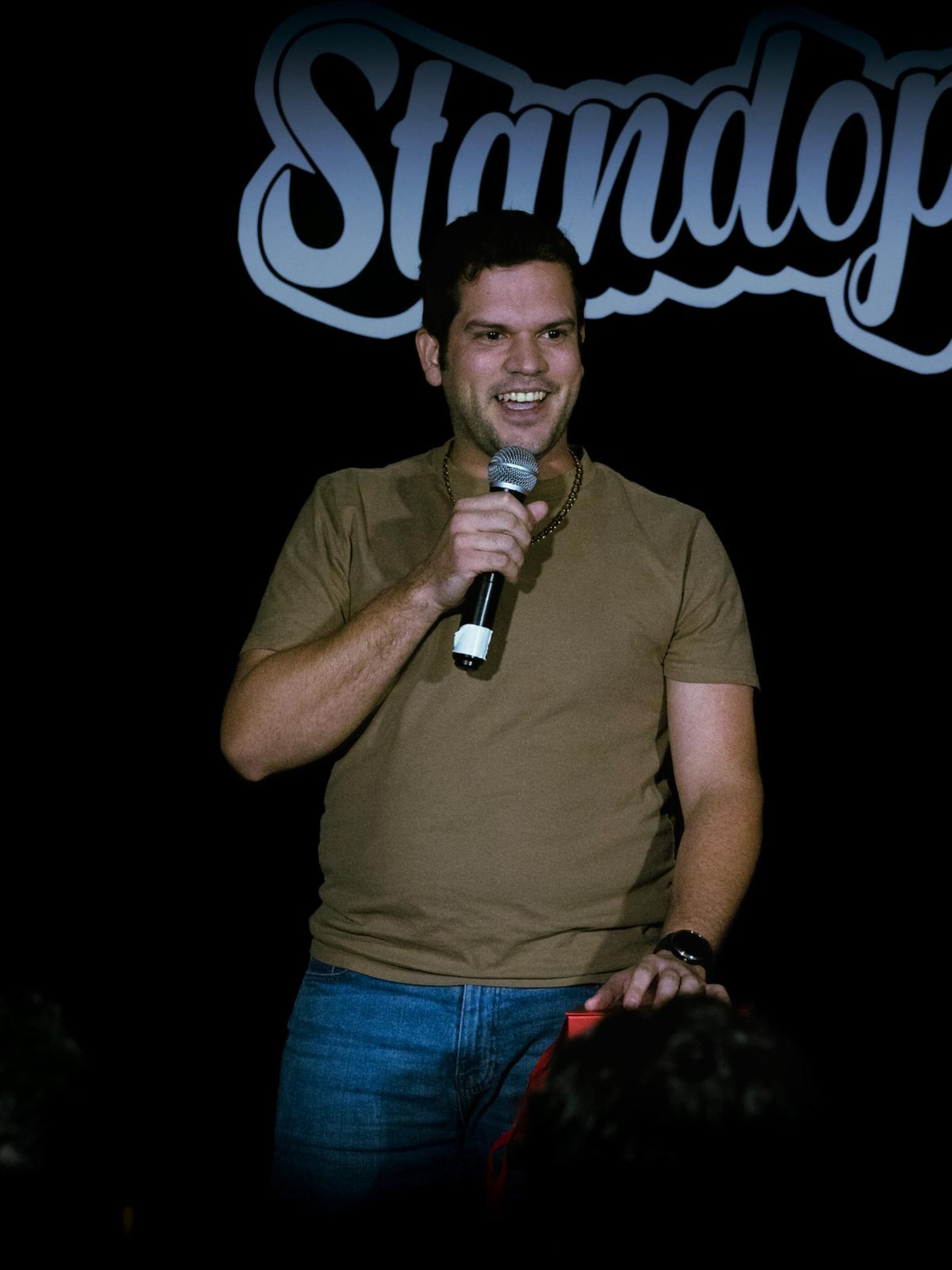 El actor disfruta su residencia artística en el que abre la puerta para otros colegas llevar entretenimiento de calidad a la Perla del Sur.