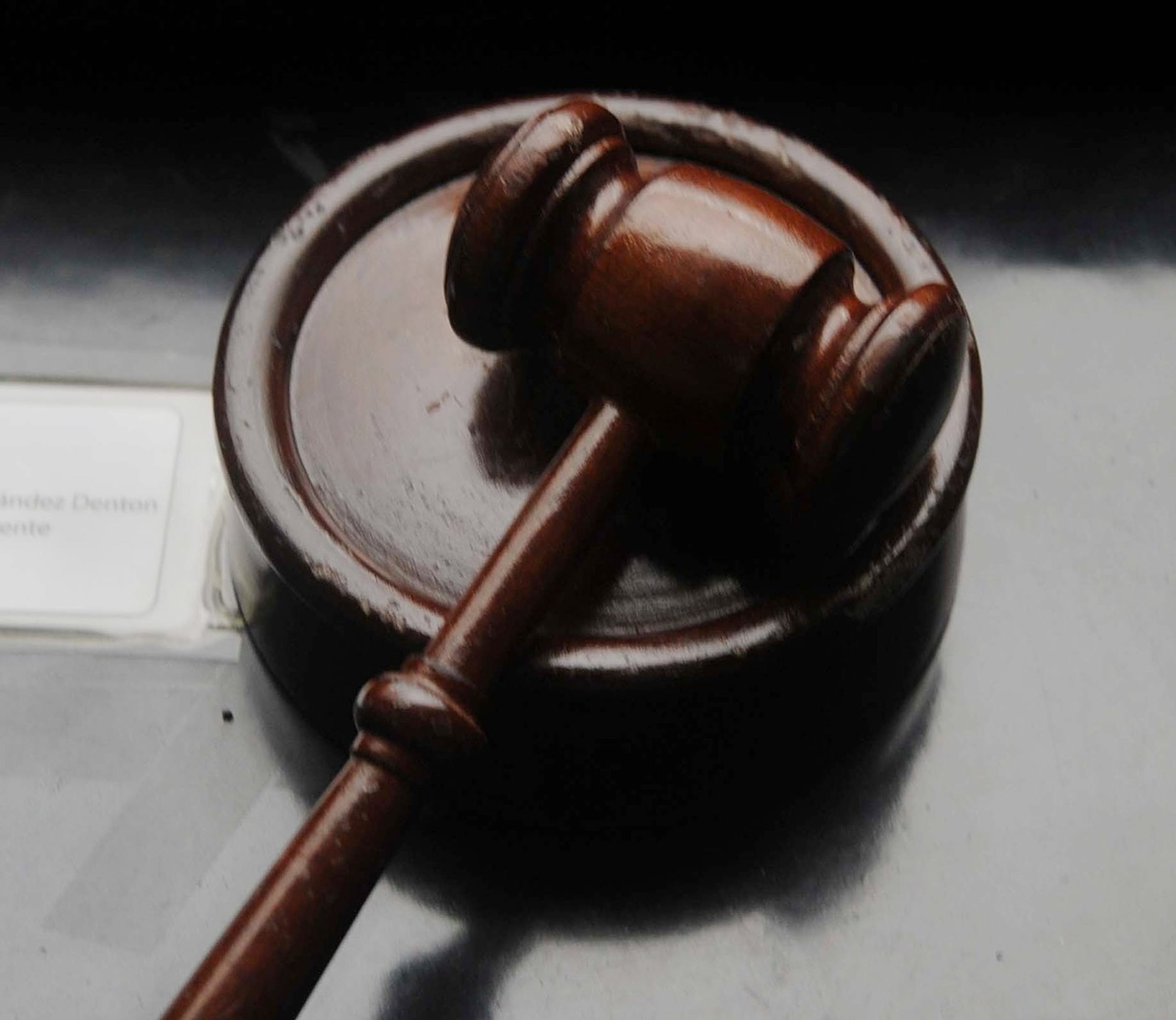 El dúo enfrenta ocho cargos por conspiración por robar documentos gubernamentales, transferencia ilegal de datos de identidad, robo de identidad agravada y revelación indebida de información de salud de pacientes. (GFR Media)