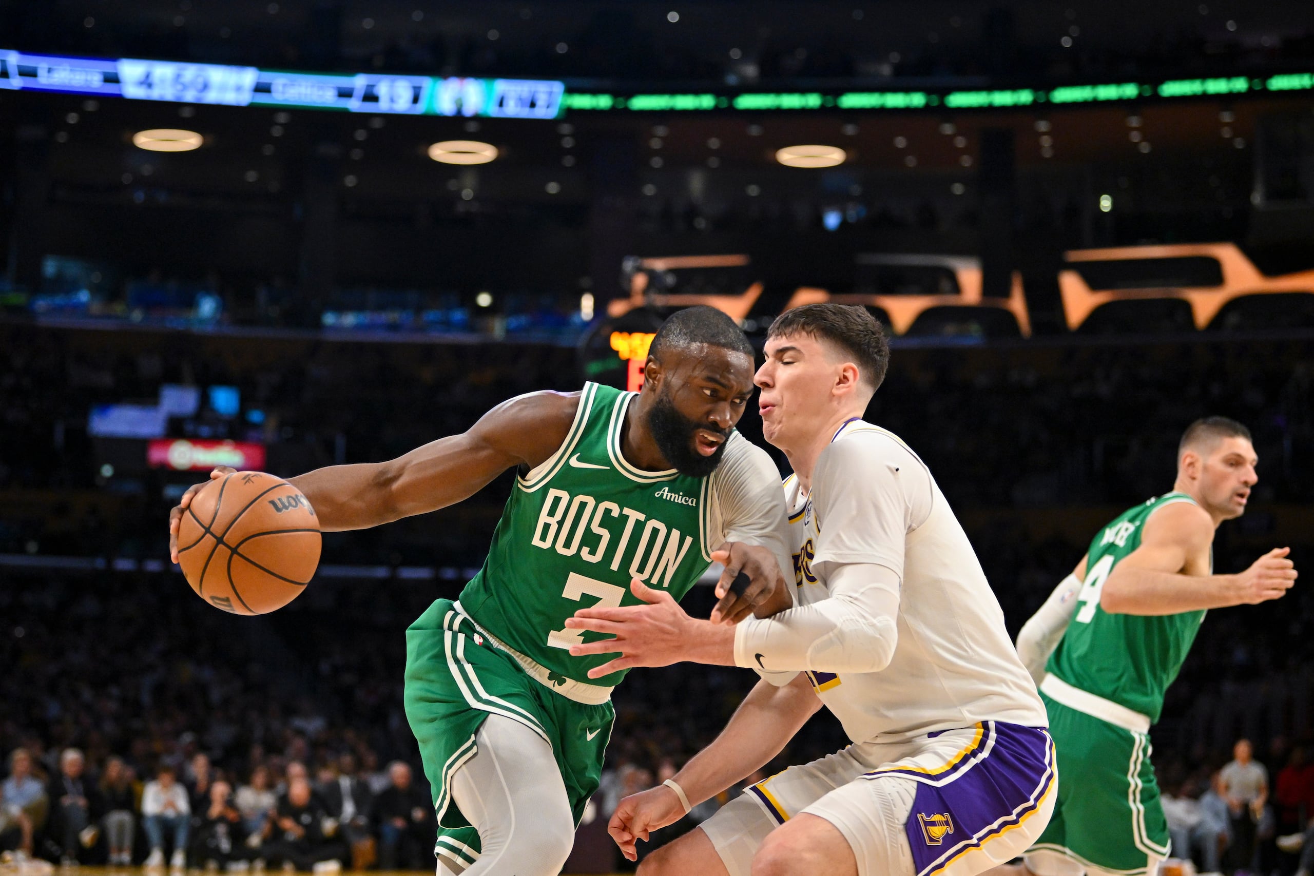 Jaylen Brown, de los Celtics de Boston, lleva el balón ante Jake LaRavia, de los Lakers de Los Ángeles.