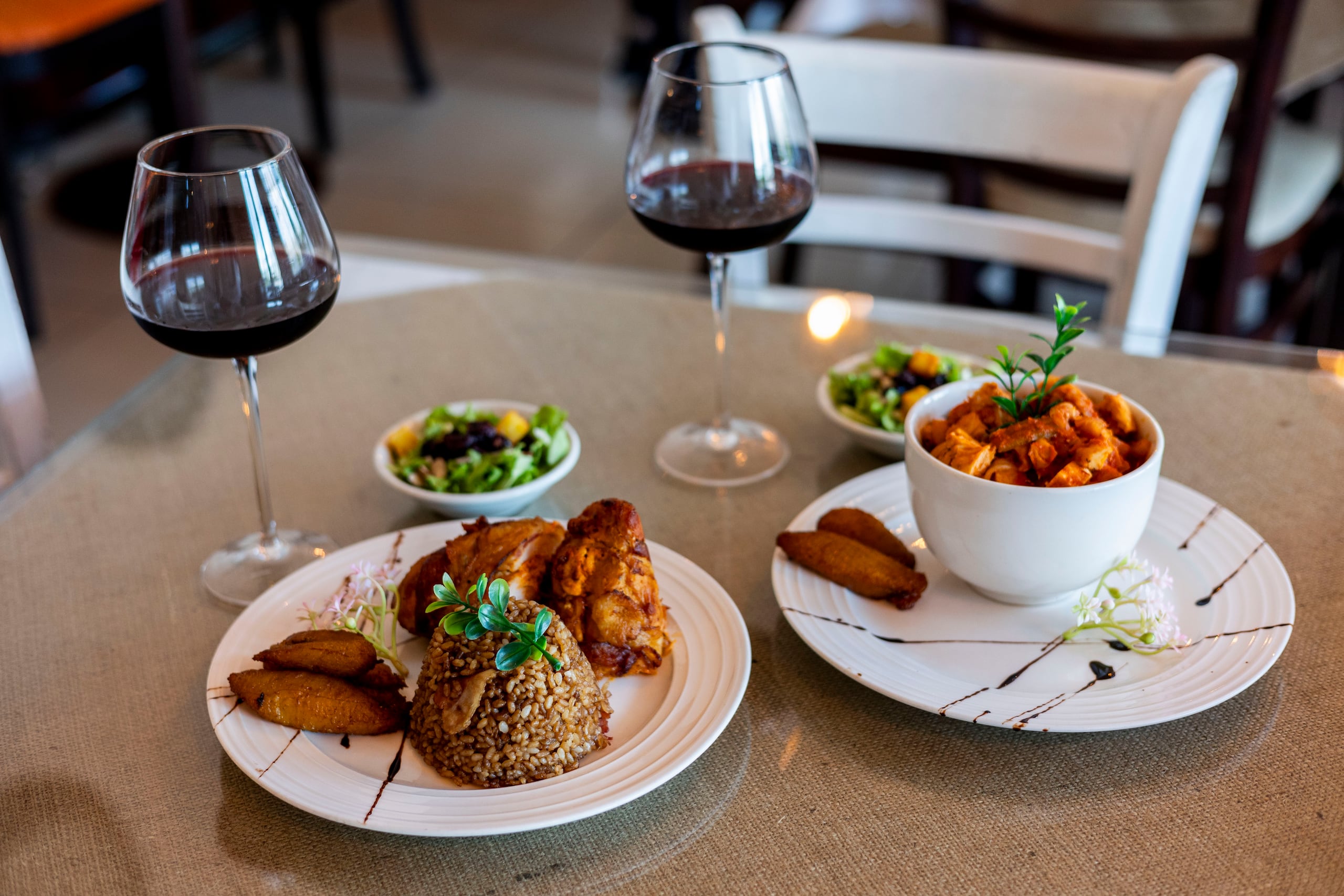 Pechuga rellena de chorizo con arroz griego y mofongo relleno de pollo.