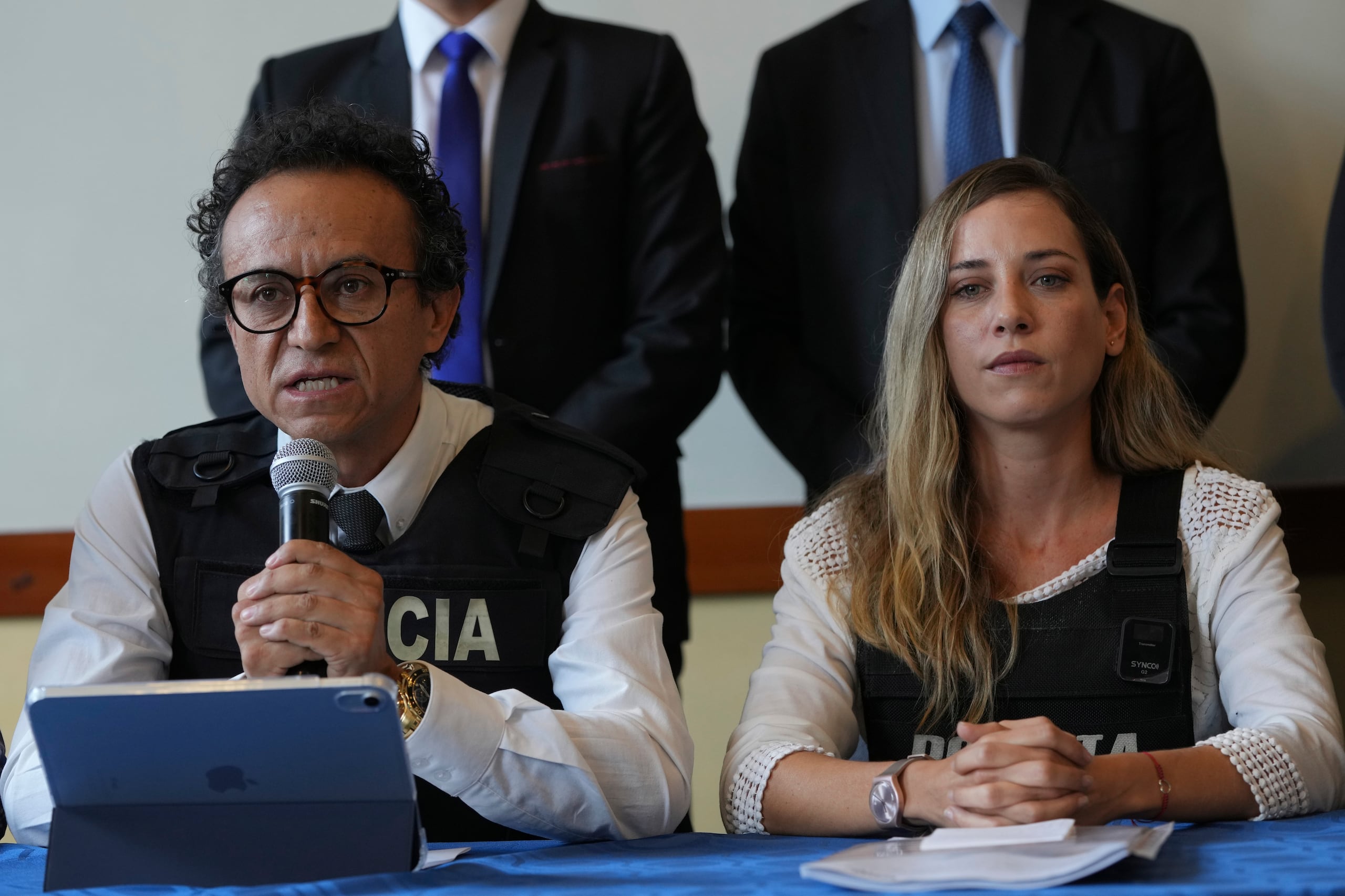 Christian Zurita habla durante una conferencia de prensa con la candidata a la vicepresidencia Andrea González para anunciar que fue nominado por la coalición Movimiento Construye para reemplazar al asesinado Fernando Villavicencio como candidato presidencial, en Quito, Ecuador.